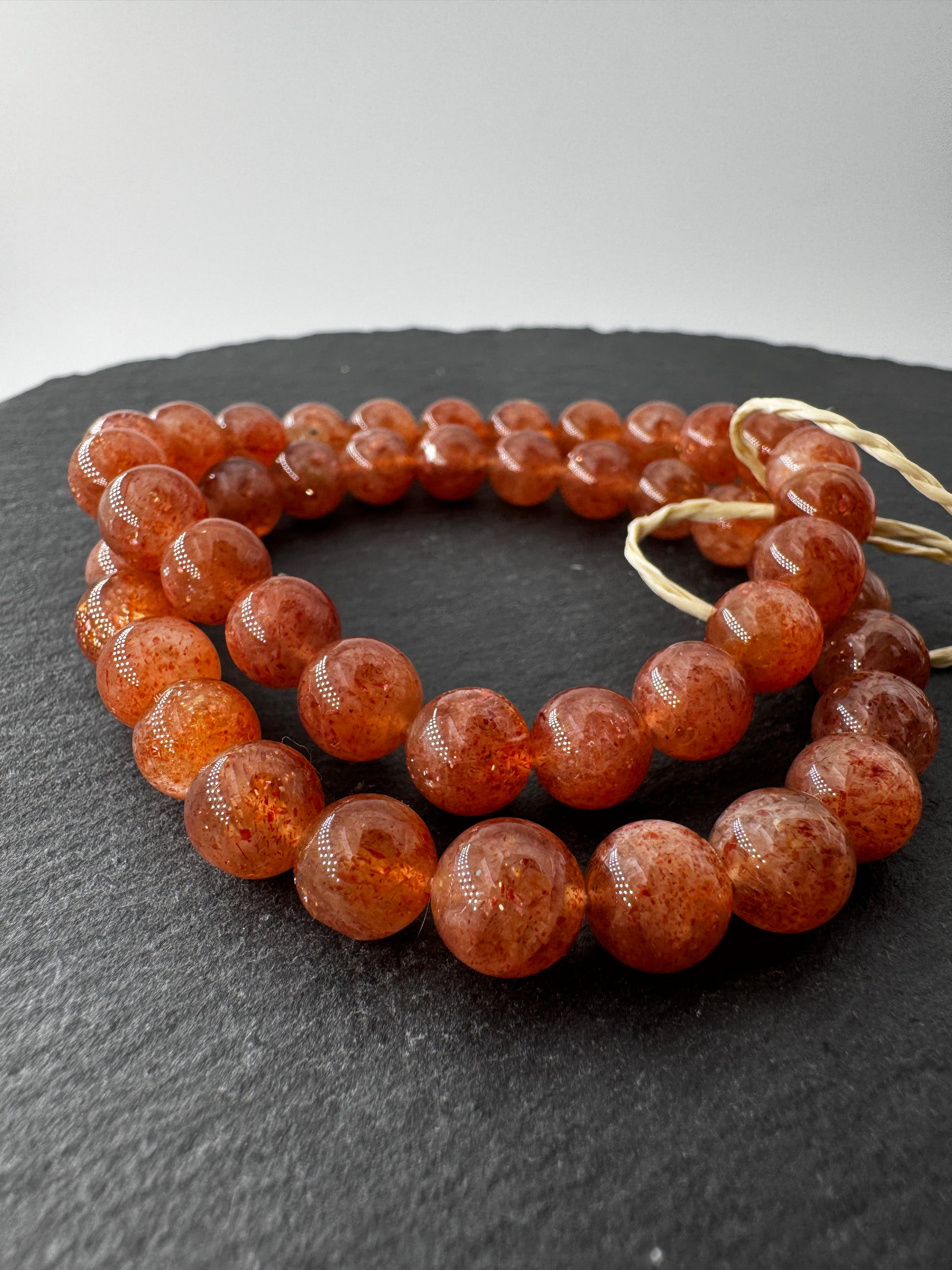 Sonnenstein Armband mit Mondstein, 8-mm-Kugeln, Ø 19 cm, mit goldenem Aventureszenz-Funkeln und Mondstein-Schimmer