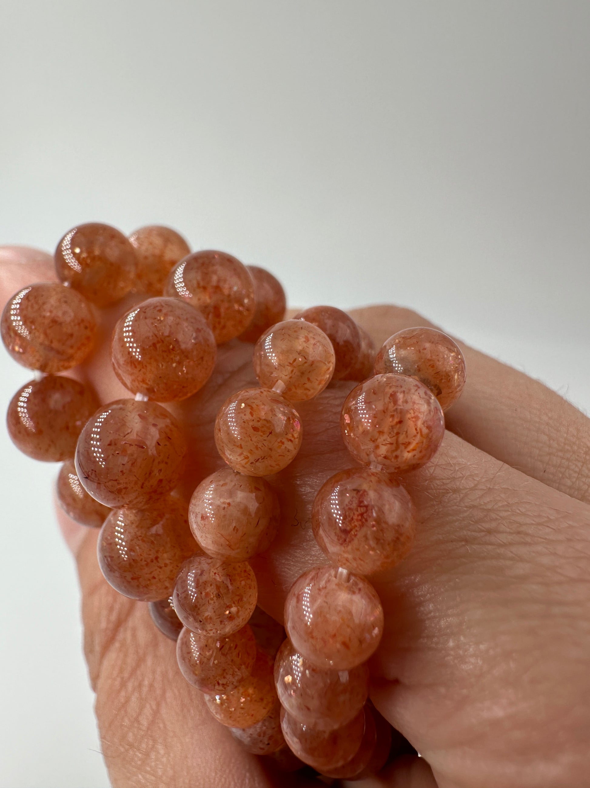 Sonnenstein Armband mit Mondstein, 8-mm-Kugeln, Ø 19 cm, mit goldenem Aventureszenz-Funkeln und Mondstein-Schimmer