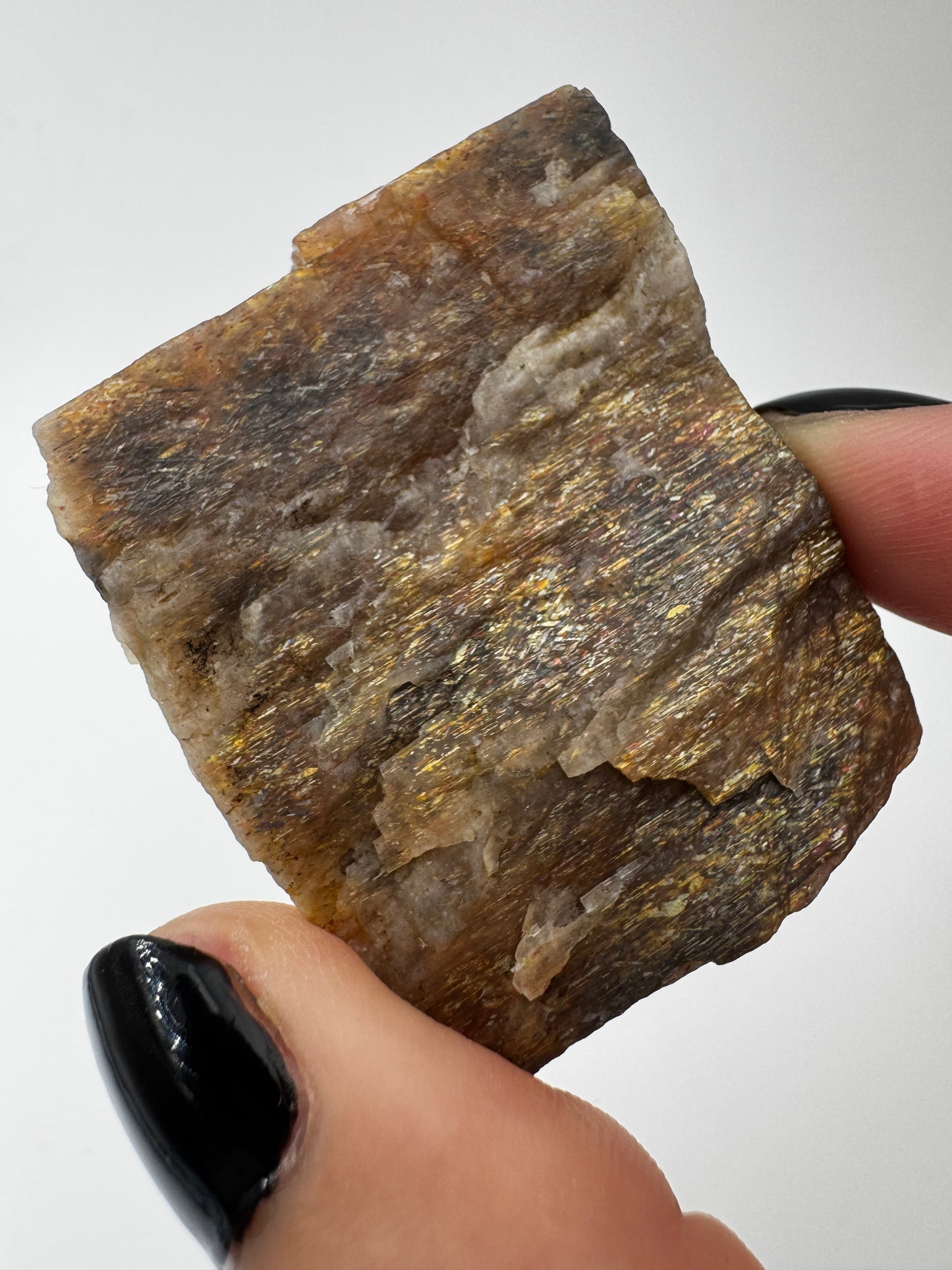 Sonnenstein Rohstein mit goldener Aventureszenz und natürlicher Mineralstruktur.