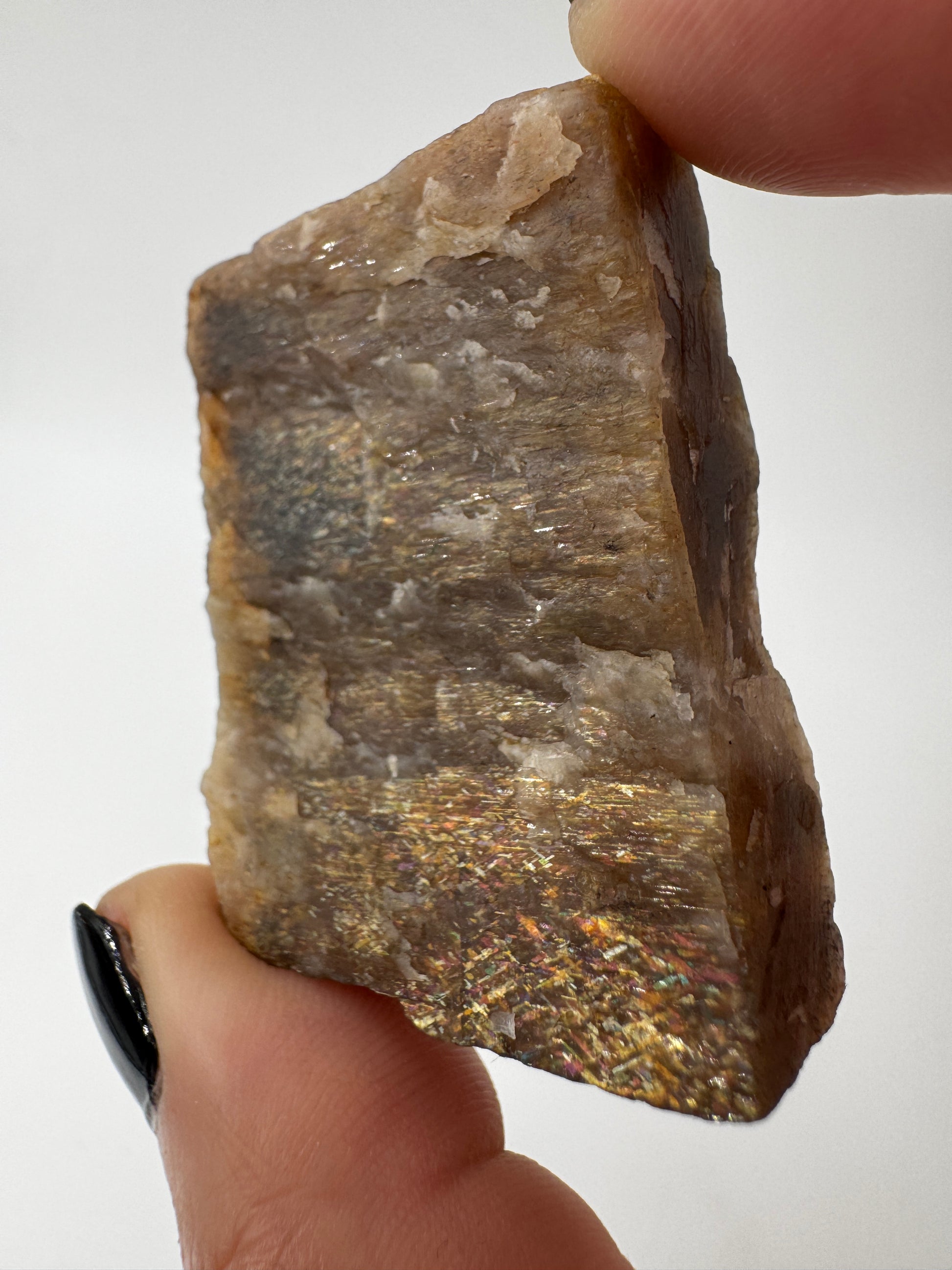 Sonnenstein Rohstein mit goldener Aventureszenz und natürlicher Mineralstruktur.