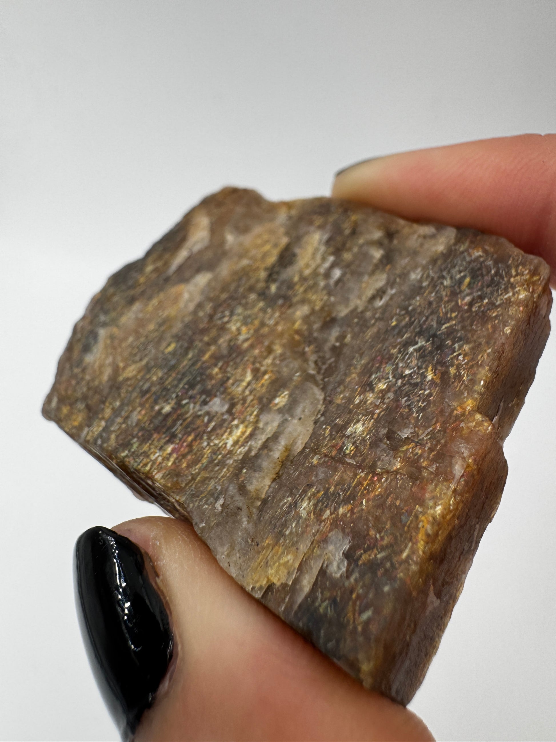 Sonnenstein Rohstein mit goldener Aventureszenz und natürlicher Mineralstruktur.