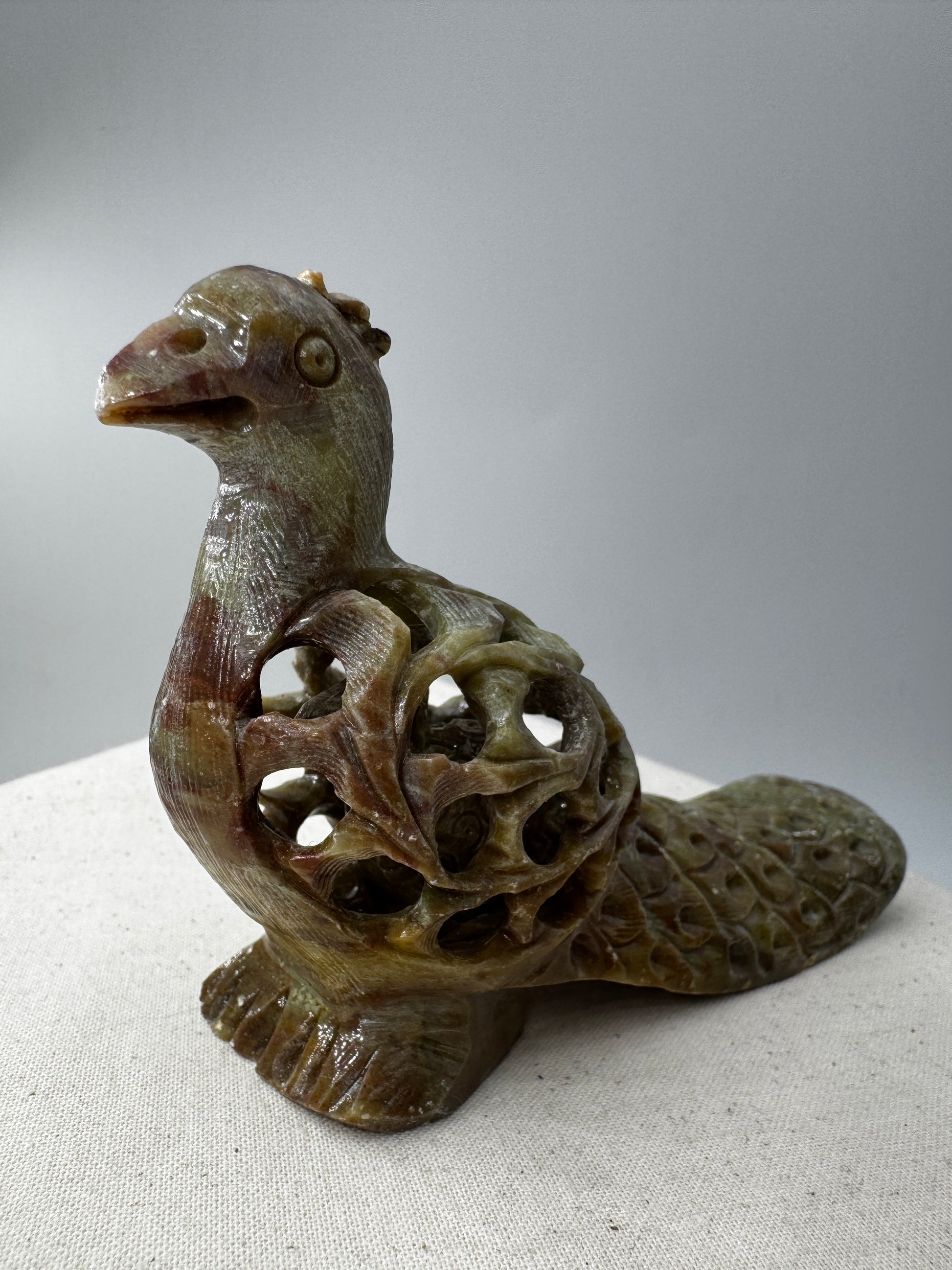 Speckstein-Carving Pfau SG22 mit eingeschlossenem Vogel aus Steatit.