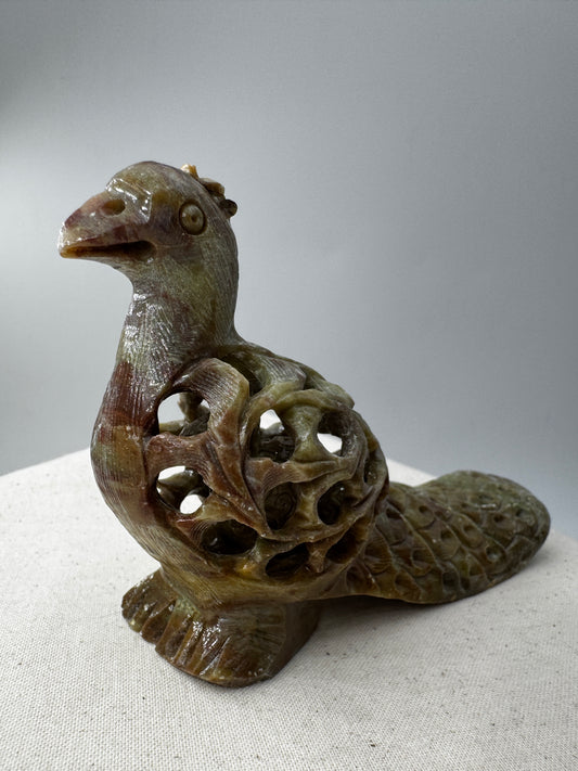 Speckstein-Carving Pfau SG22 mit eingeschlossenem Vogel aus Steatit.