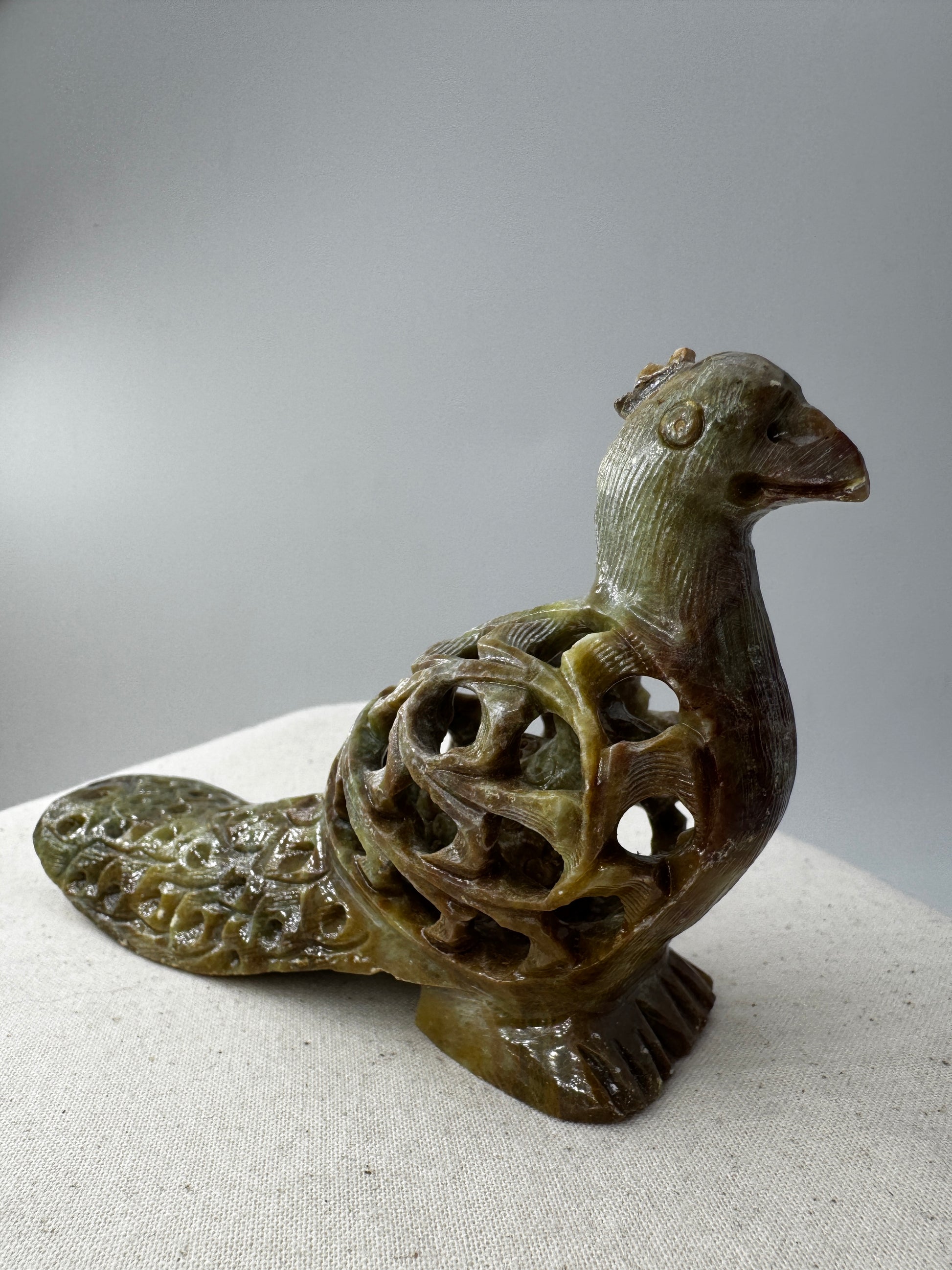 Speckstein-Carving Pfau SG22 mit eingeschlossenem Vogel aus Steatit.