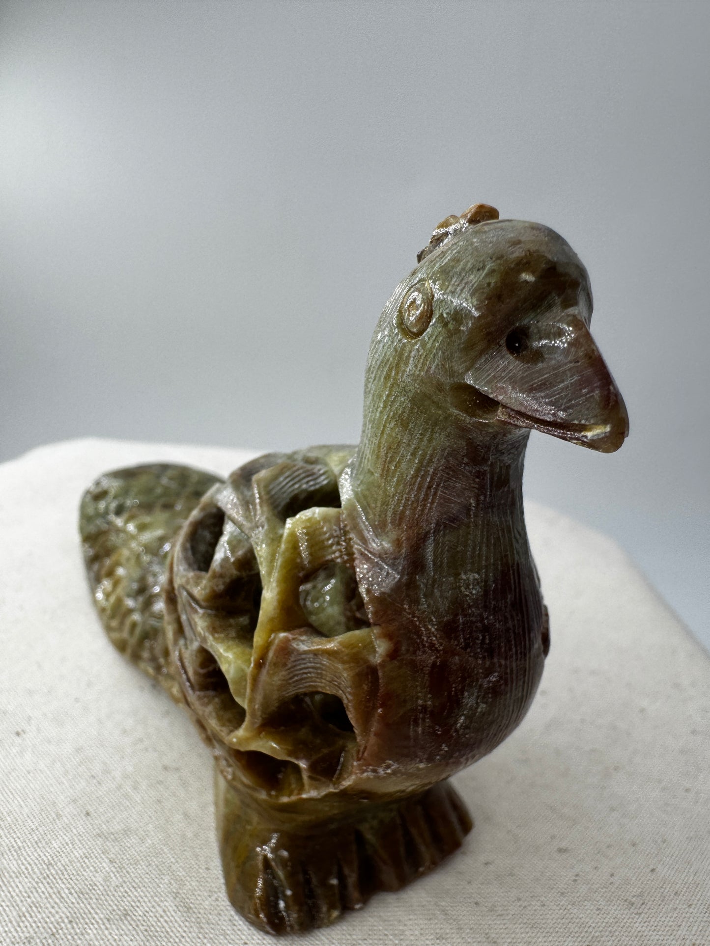 Speckstein-Carving Pfau SG22 mit eingeschlossenem Vogel aus Steatit.