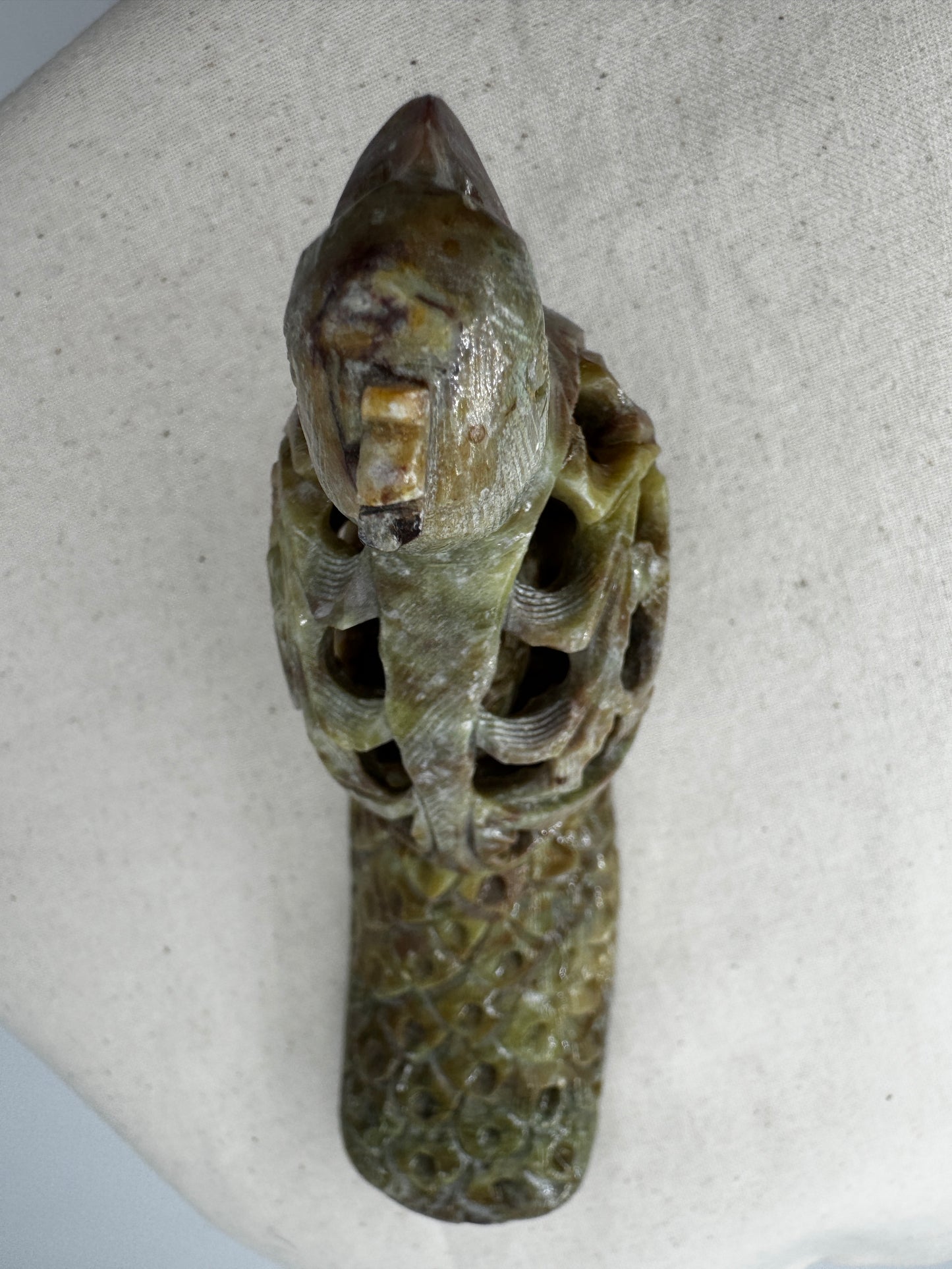 Speckstein-Carving Pfau SG22 mit eingeschlossenem Vogel aus Steatit.