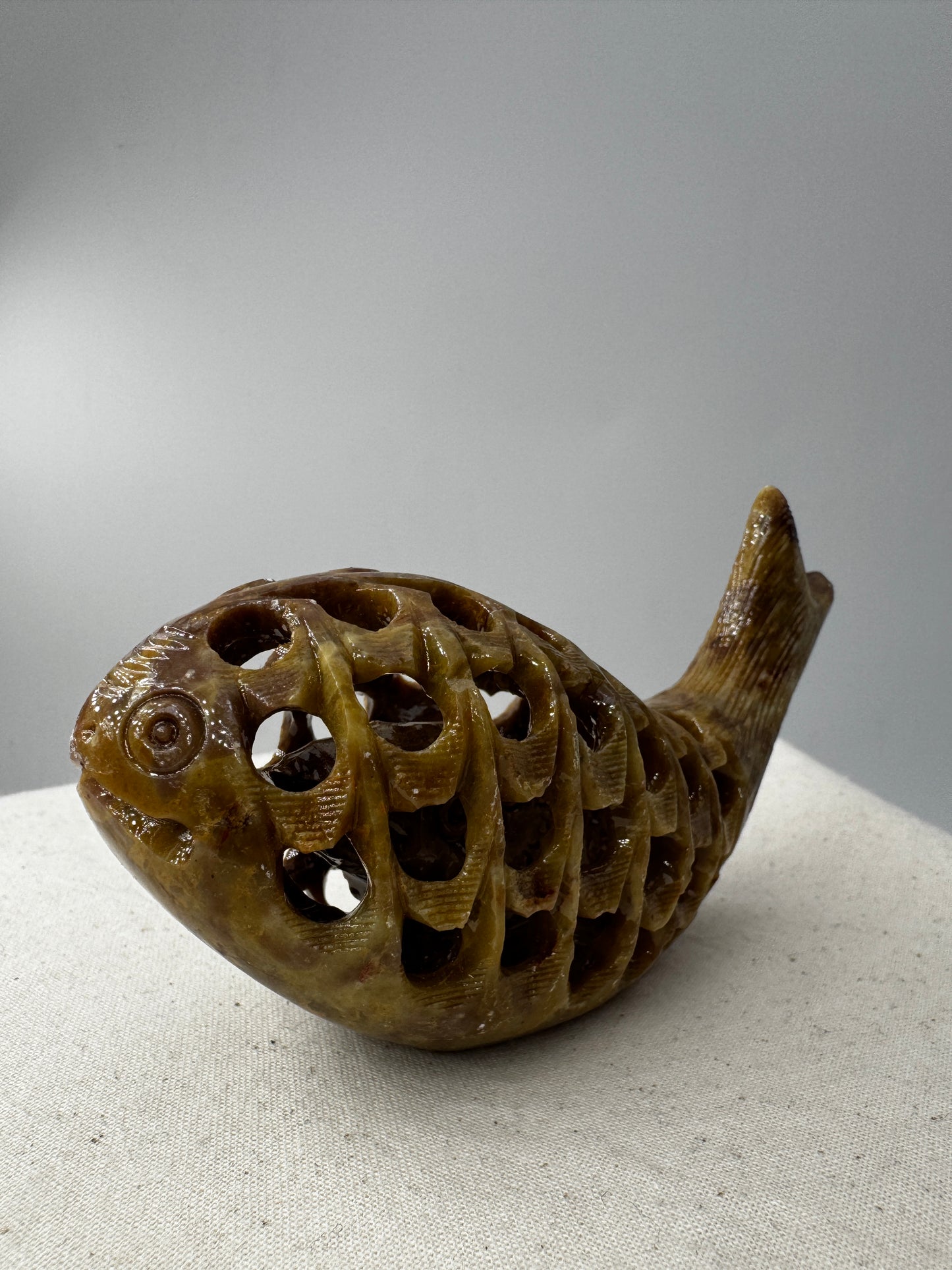 Speckstein-Carving SGF22 mit Fisch-im-Fisch-Motiv aus Steatit.