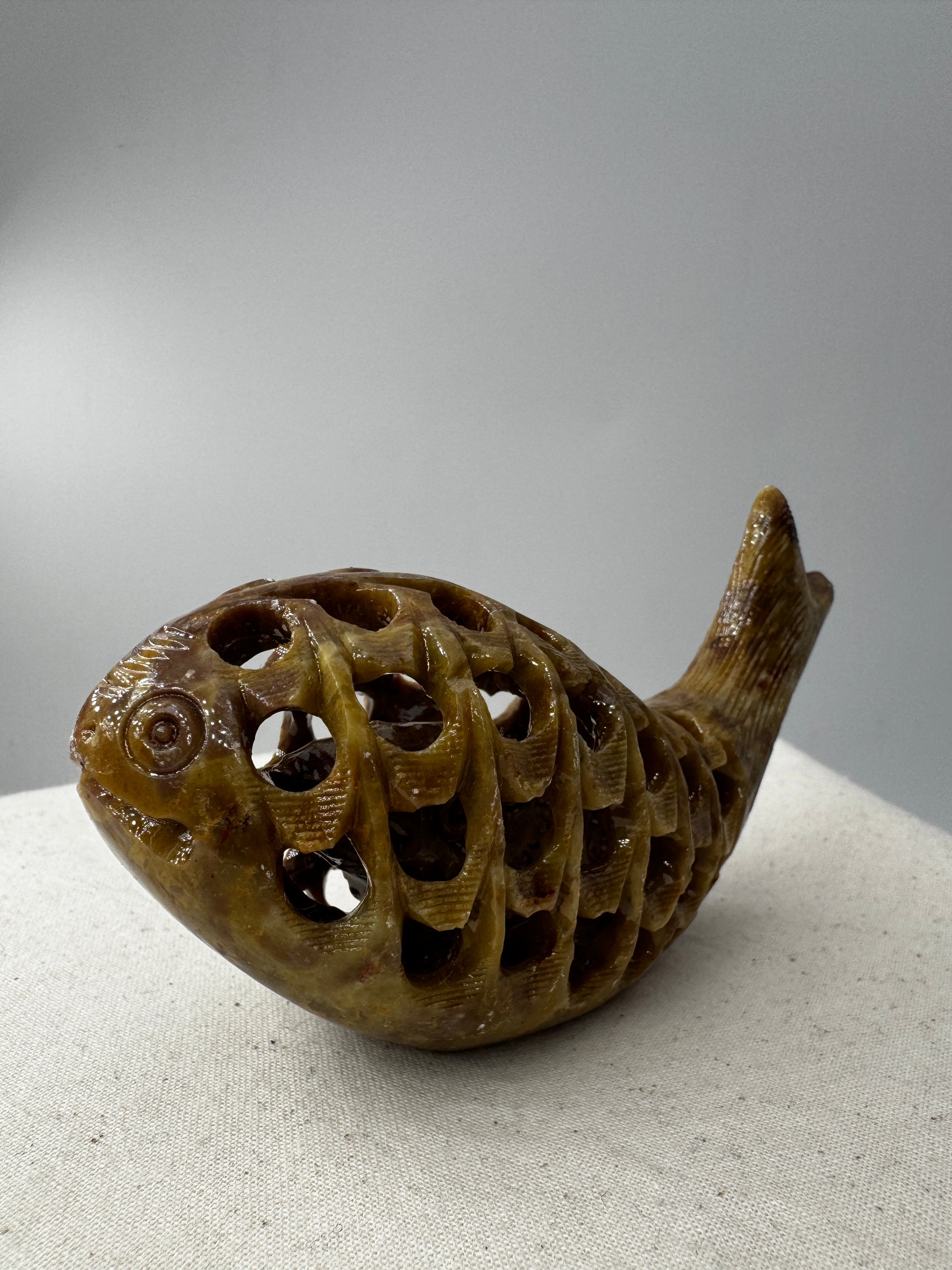 Speckstein-Carving SGF22 mit Fisch-im-Fisch-Motiv aus Steatit.