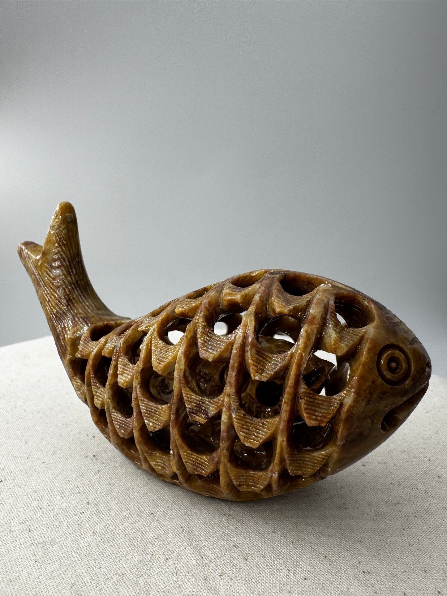 Speckstein-Carving SGF22 mit Fisch-im-Fisch-Motiv aus Steatit.