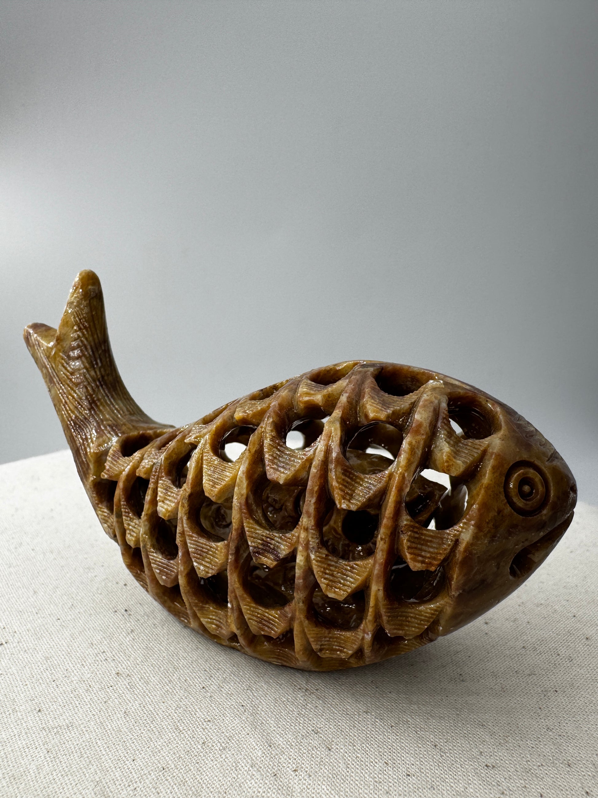 Speckstein-Carving SGF22 mit Fisch-im-Fisch-Motiv aus Steatit.