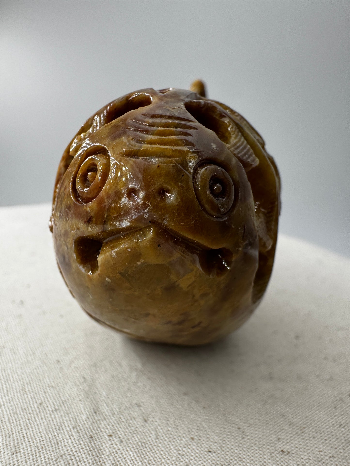 Speckstein-Carving SGF22 mit Fisch-im-Fisch-Motiv aus Steatit.