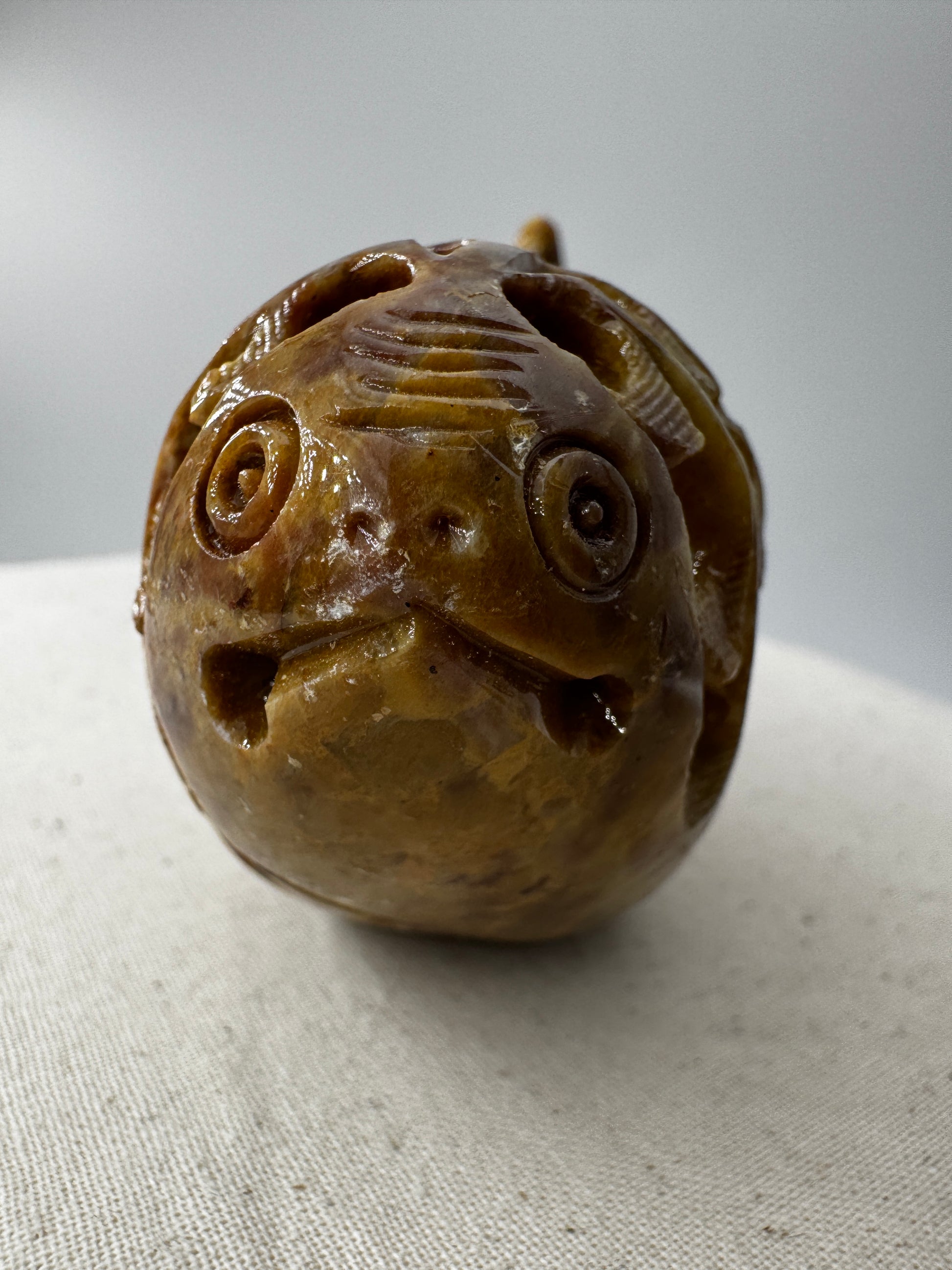 Speckstein-Carving SGF22 mit Fisch-im-Fisch-Motiv aus Steatit.