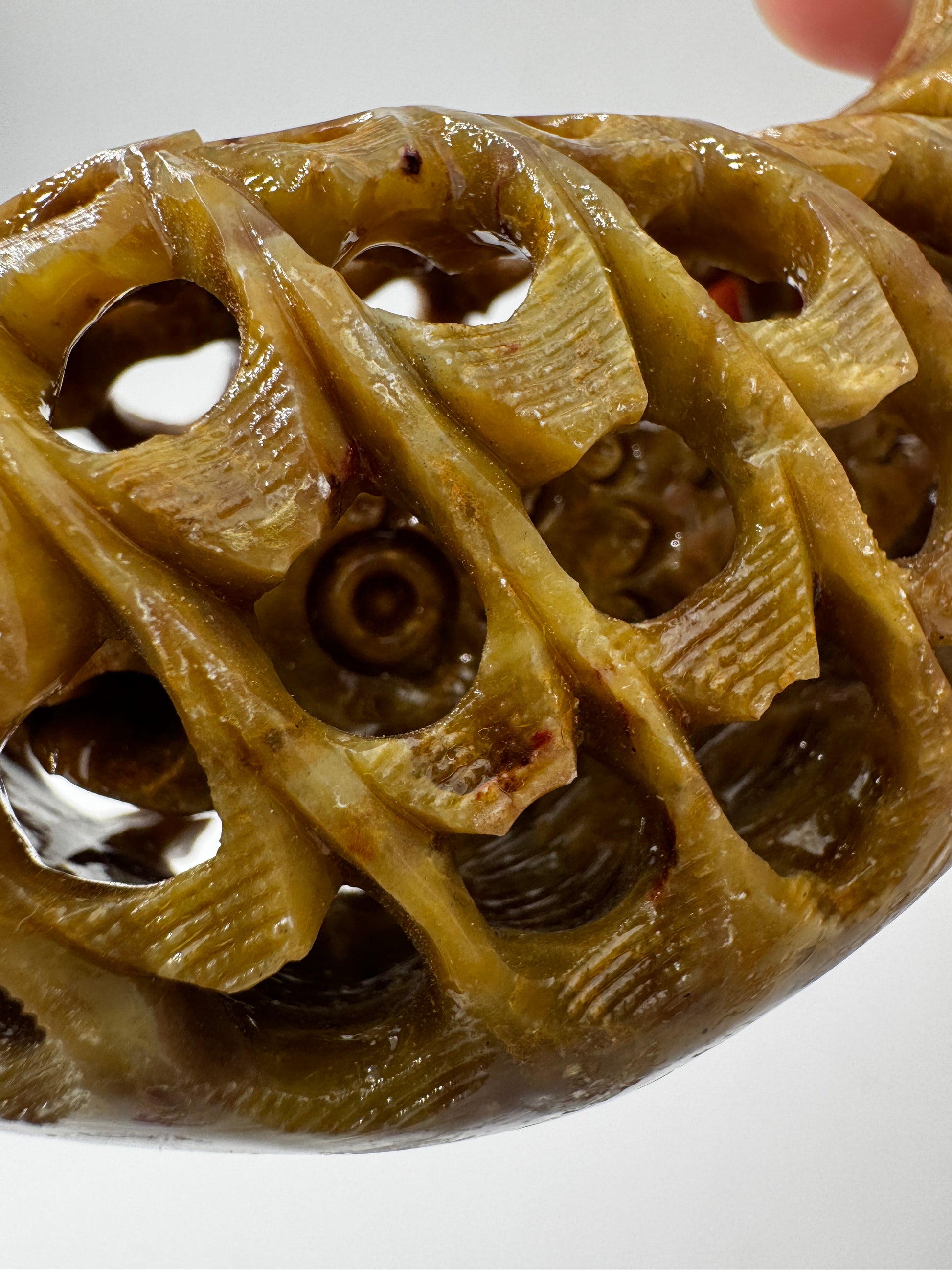 Speckstein-Carving SGF22 mit Fisch-im-Fisch-Motiv aus Steatit.