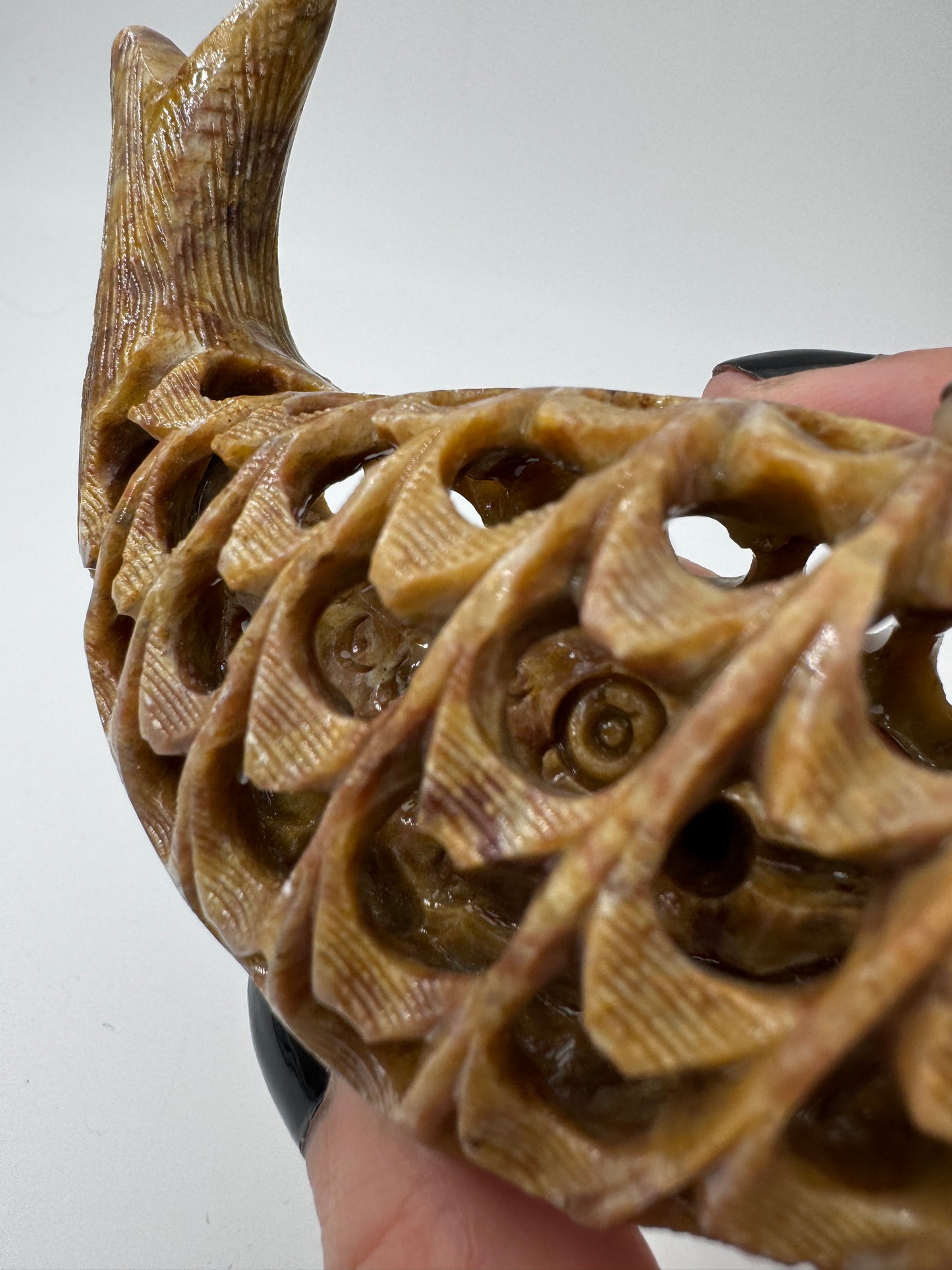 Speckstein-Carving SGF22 mit Fisch-im-Fisch-Motiv aus Steatit.