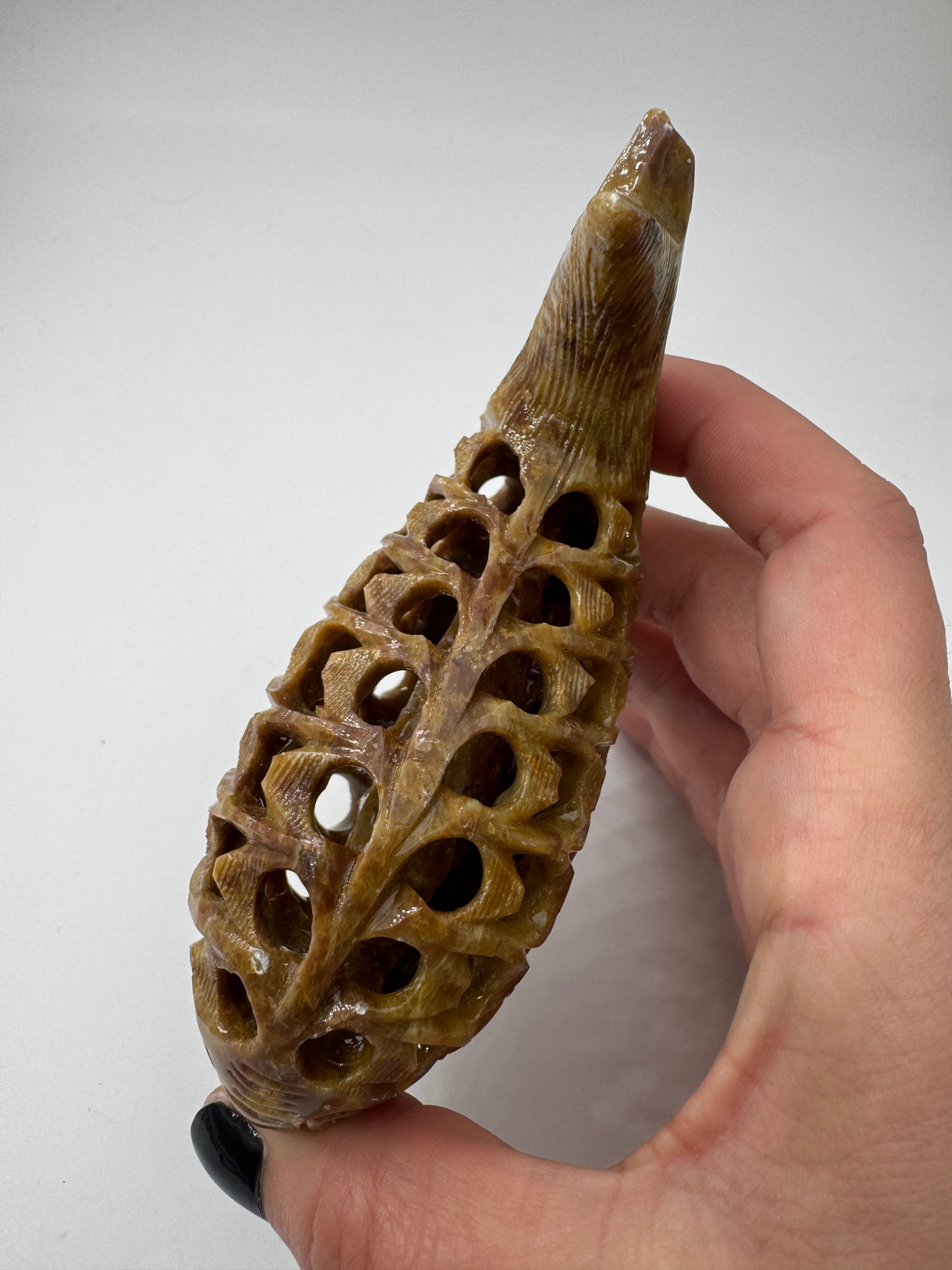 Speckstein-Carving SGF22 mit Fisch-im-Fisch-Motiv aus Steatit.