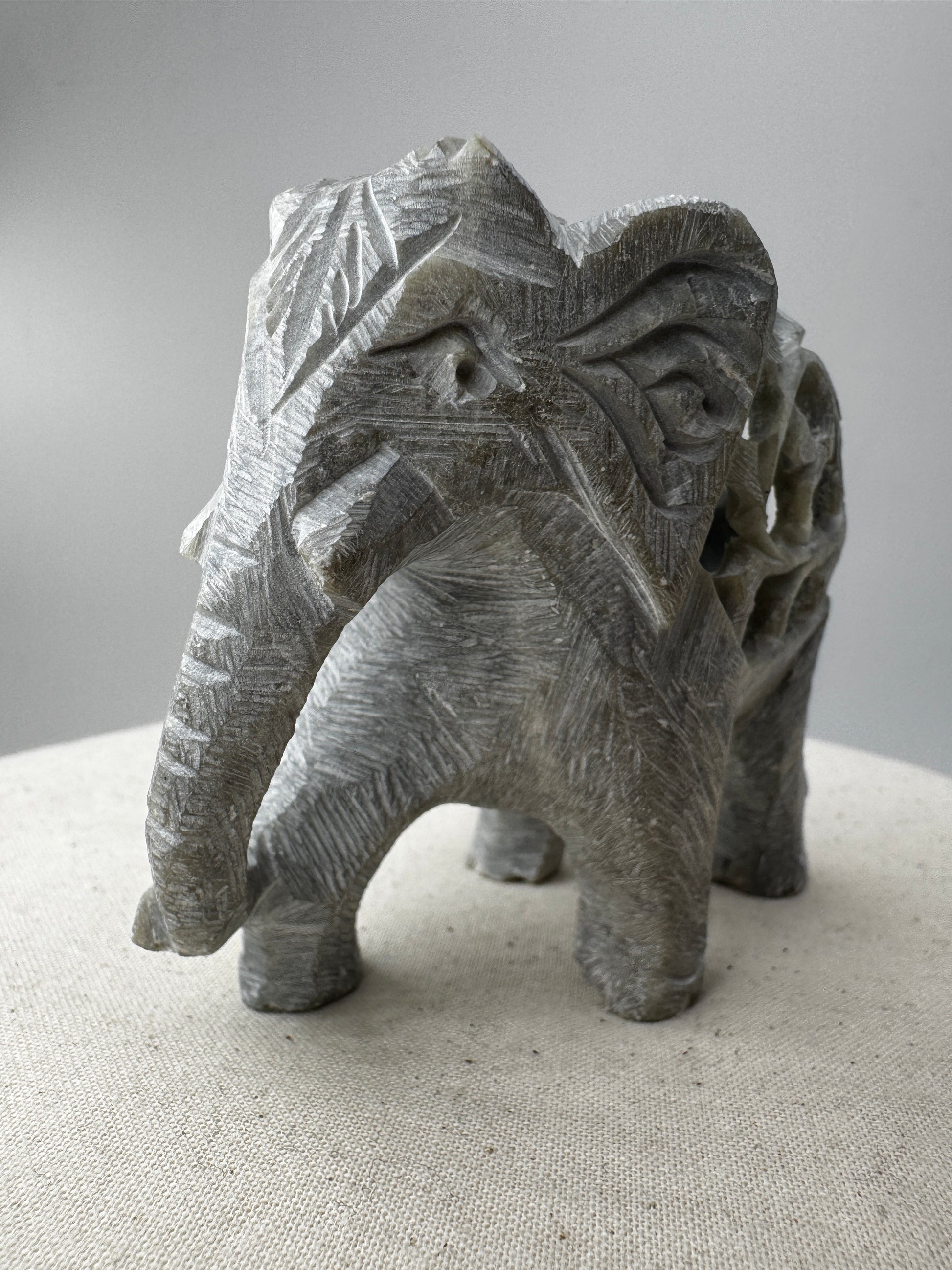 Speckstein-Elefant SGE22 aus Indien mit eingeschlossenem Elefanten aus Steatit.