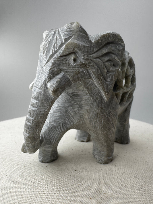Speckstein-Elefant SGE22 aus Indien mit eingeschlossenem Elefanten aus Steatit.