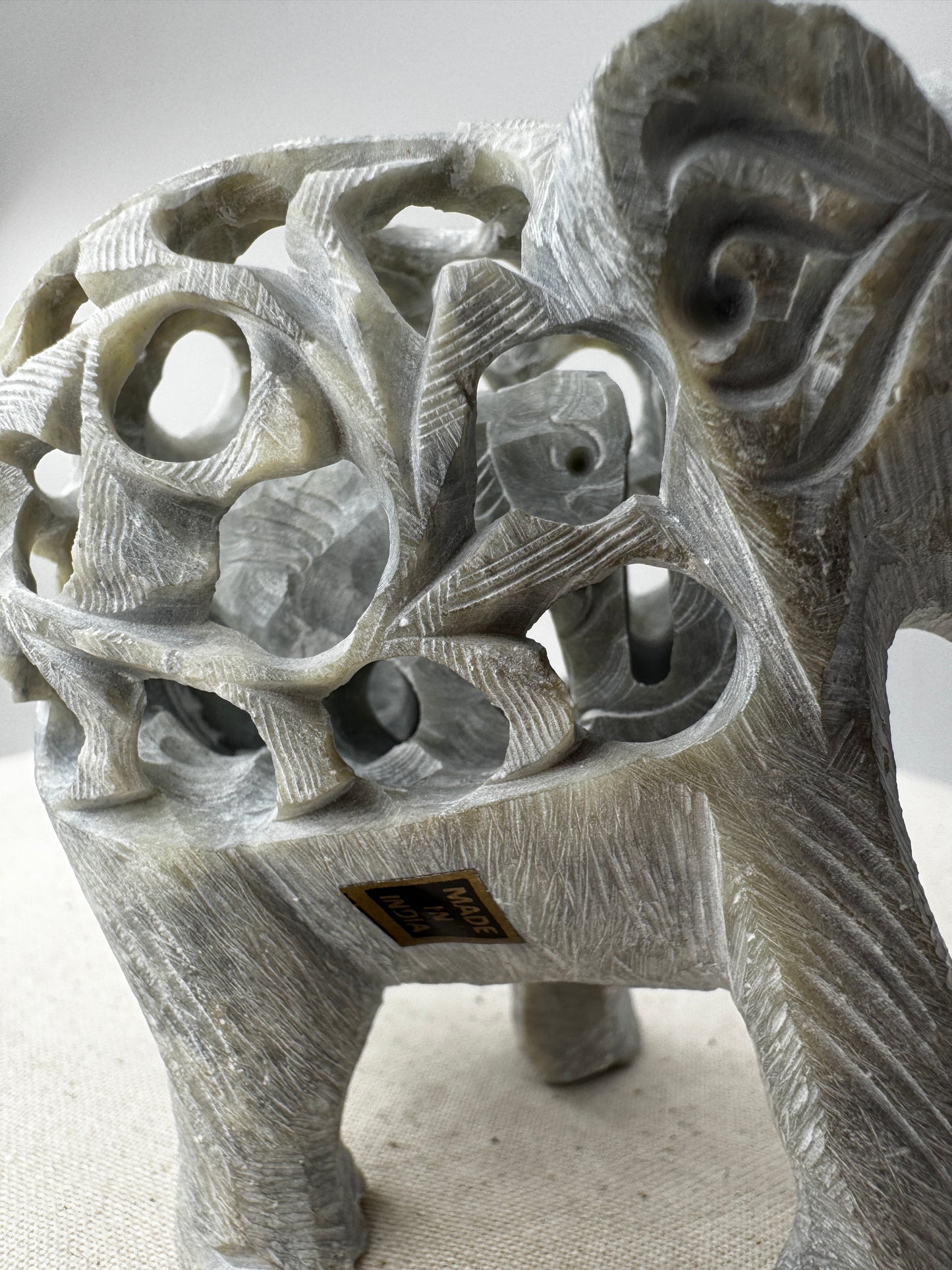 Speckstein-Elefant SGE22 aus Indien mit eingeschlossenem Elefanten aus Steatit.