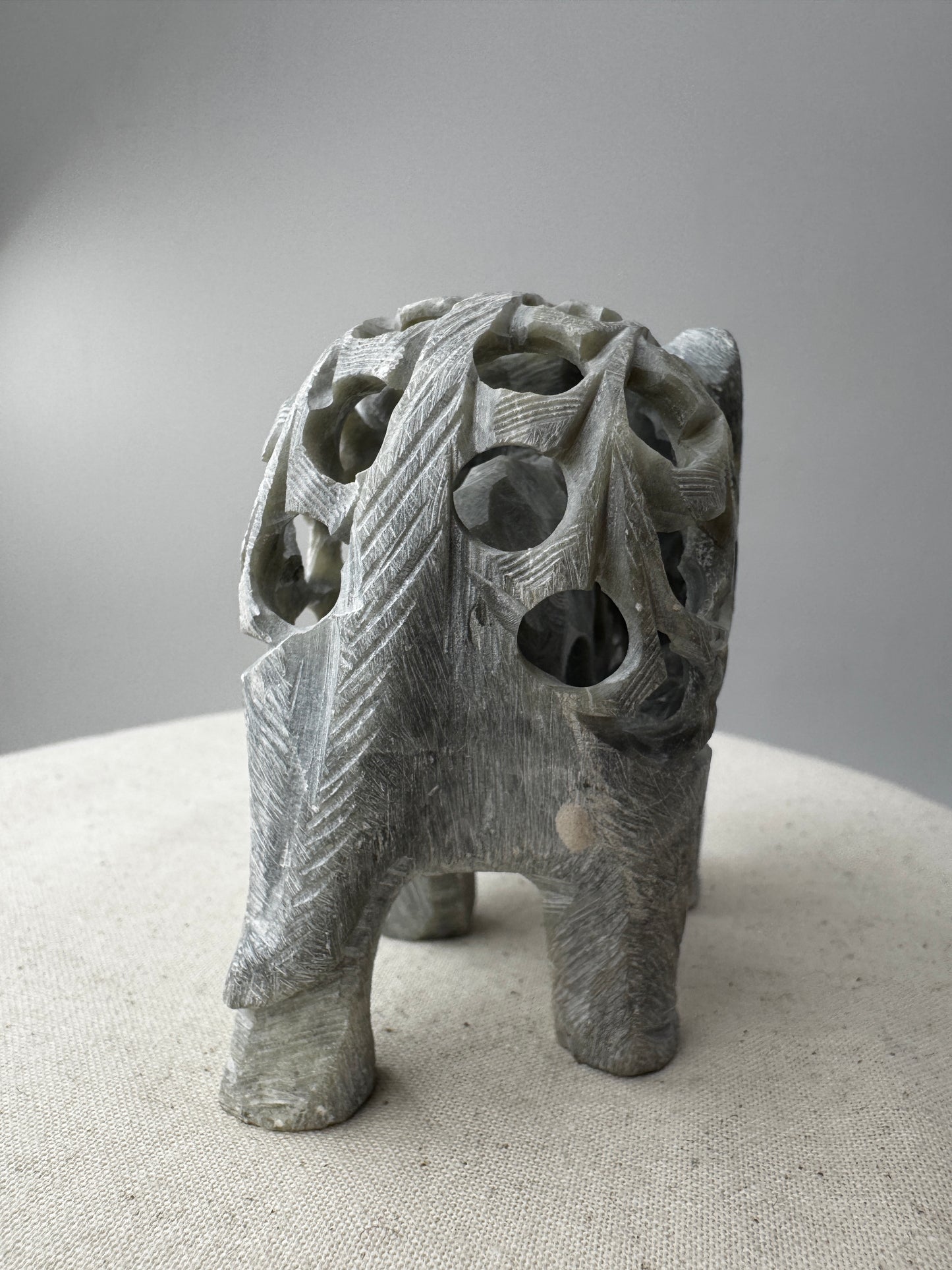 Speckstein-Elefant SGE22 aus Indien mit eingeschlossenem Elefanten aus Steatit.