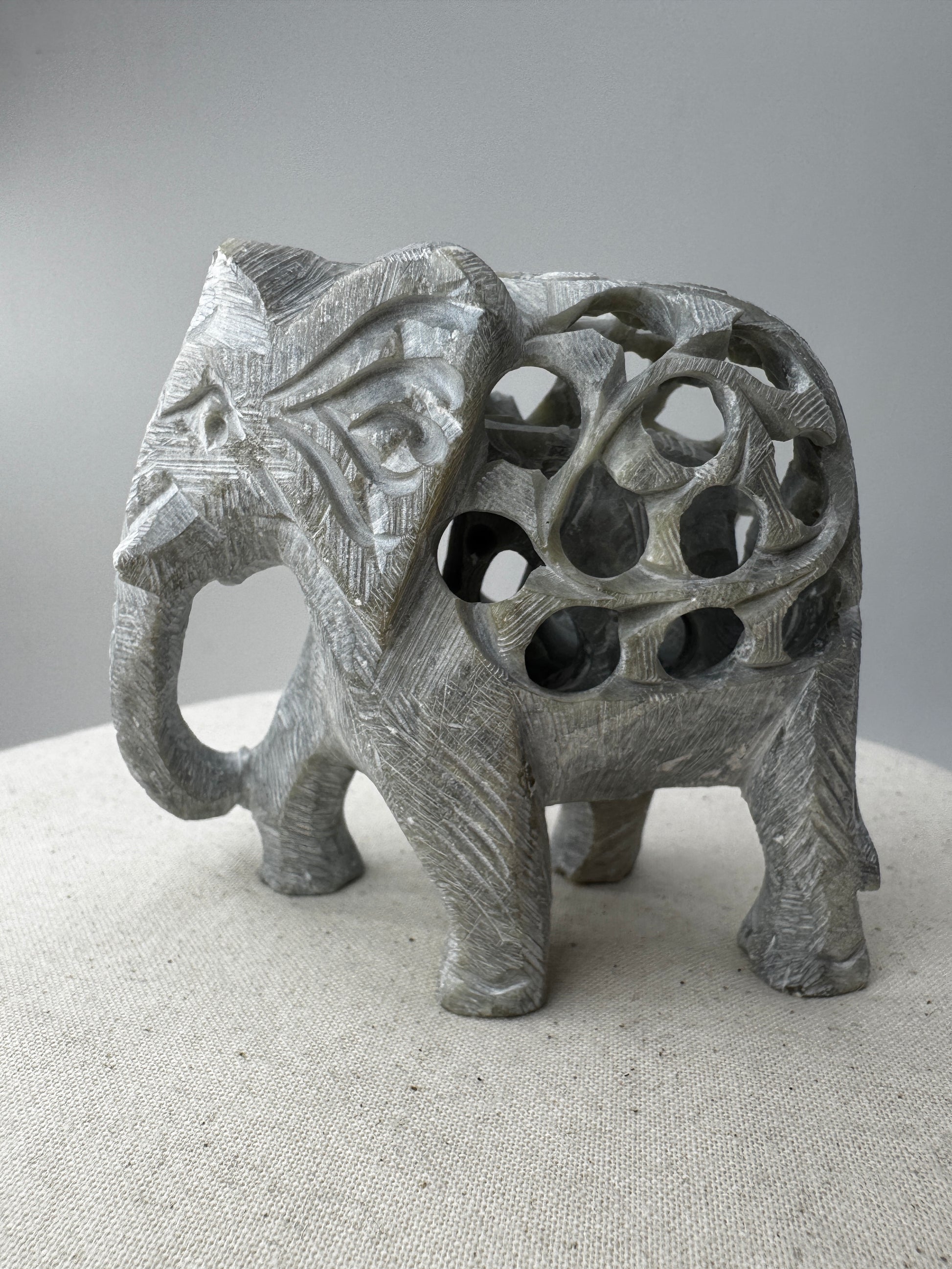 Speckstein-Elefant SGE22 aus Indien mit eingeschlossenem Elefanten aus Steatit.