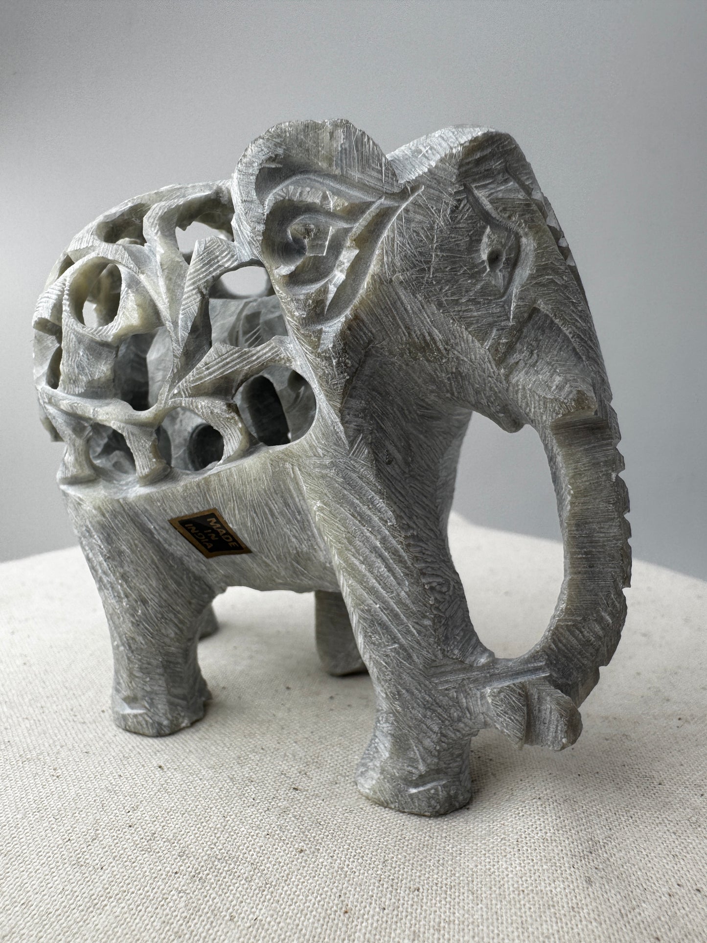 Speckstein-Elefant SGE22 aus Indien mit eingeschlossenem Elefanten aus Steatit.