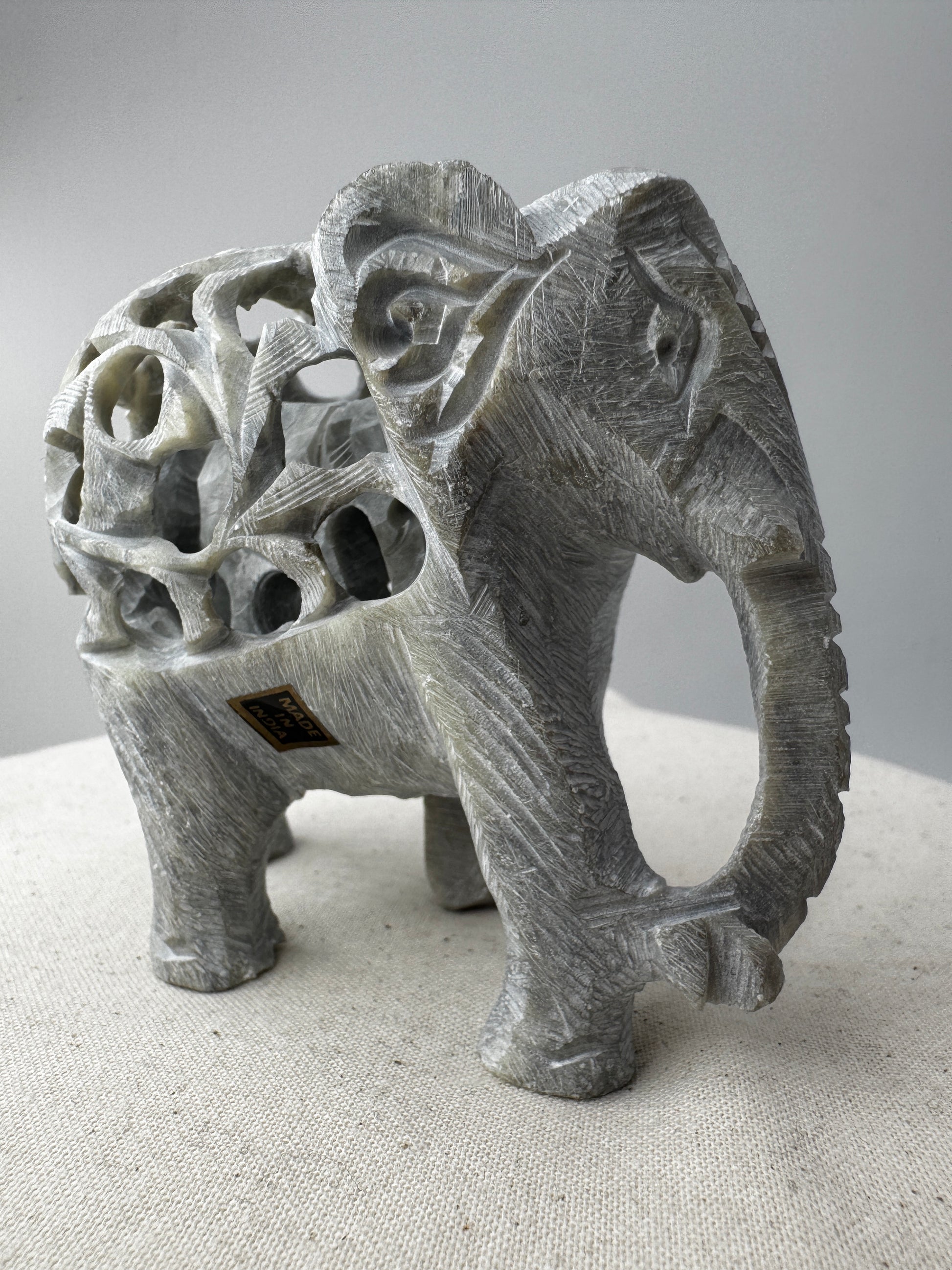 Speckstein-Elefant SGE22 aus Indien mit eingeschlossenem Elefanten aus Steatit.