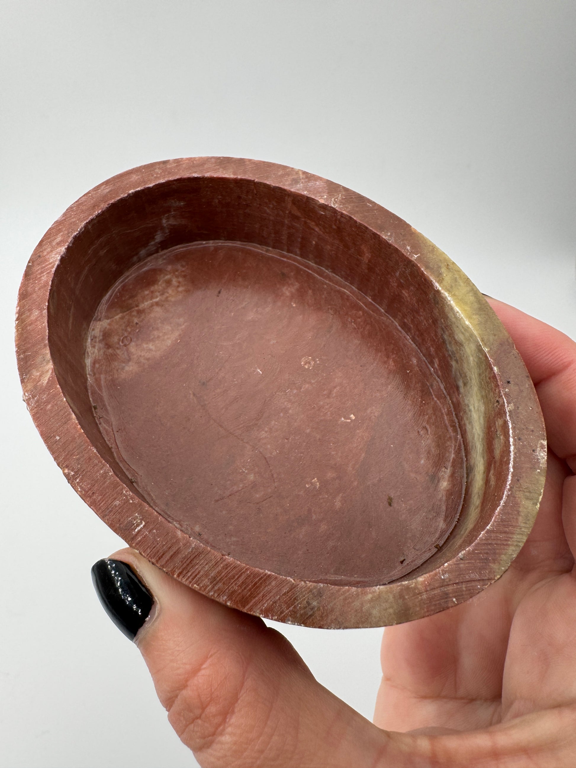 Handgefertigte Schatulle aus Speckstein (Steatit) aus Indien, 10,1 × 7,8 × 3,3 cm, mit feiner homogener Textur.