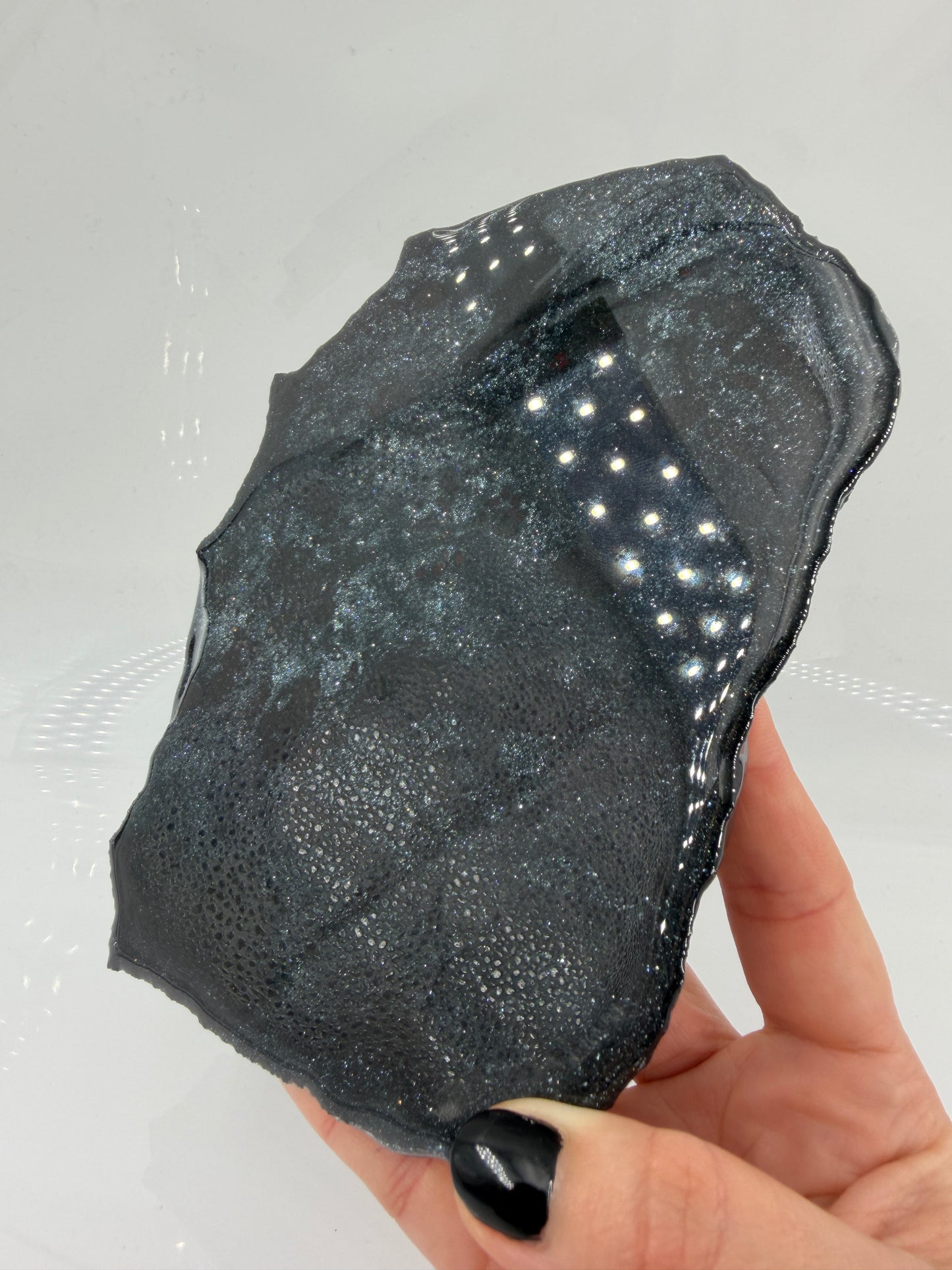 Polierte Specularit-Scheibe (Eisenglimmer) aus dem Lake Superior Iron District mit tiefem, metallischem Spiegelglanz.
