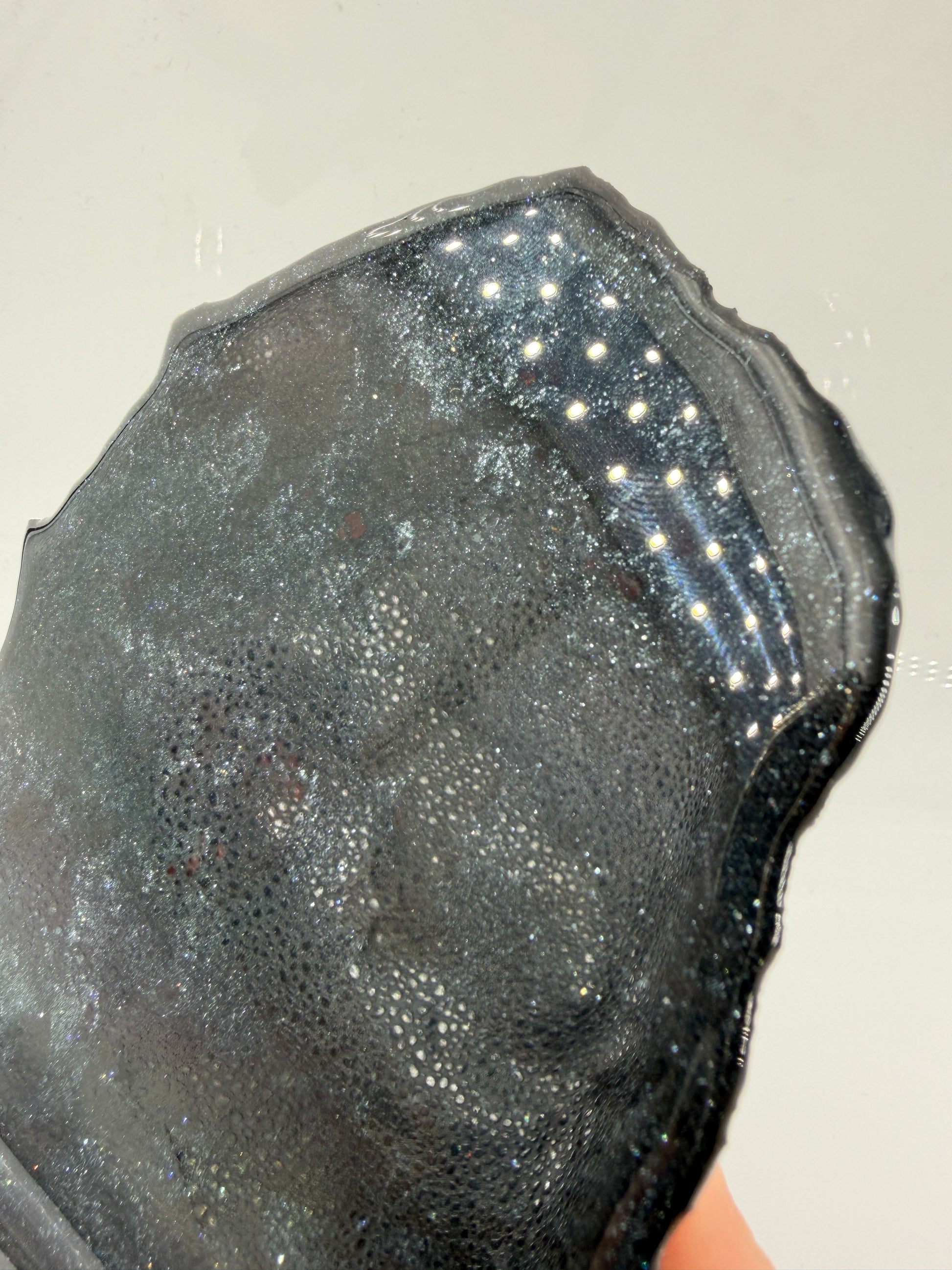 Polierte Specularit-Scheibe (Eisenglimmer) aus dem Lake Superior Iron District mit tiefem, metallischem Spiegelglanz.