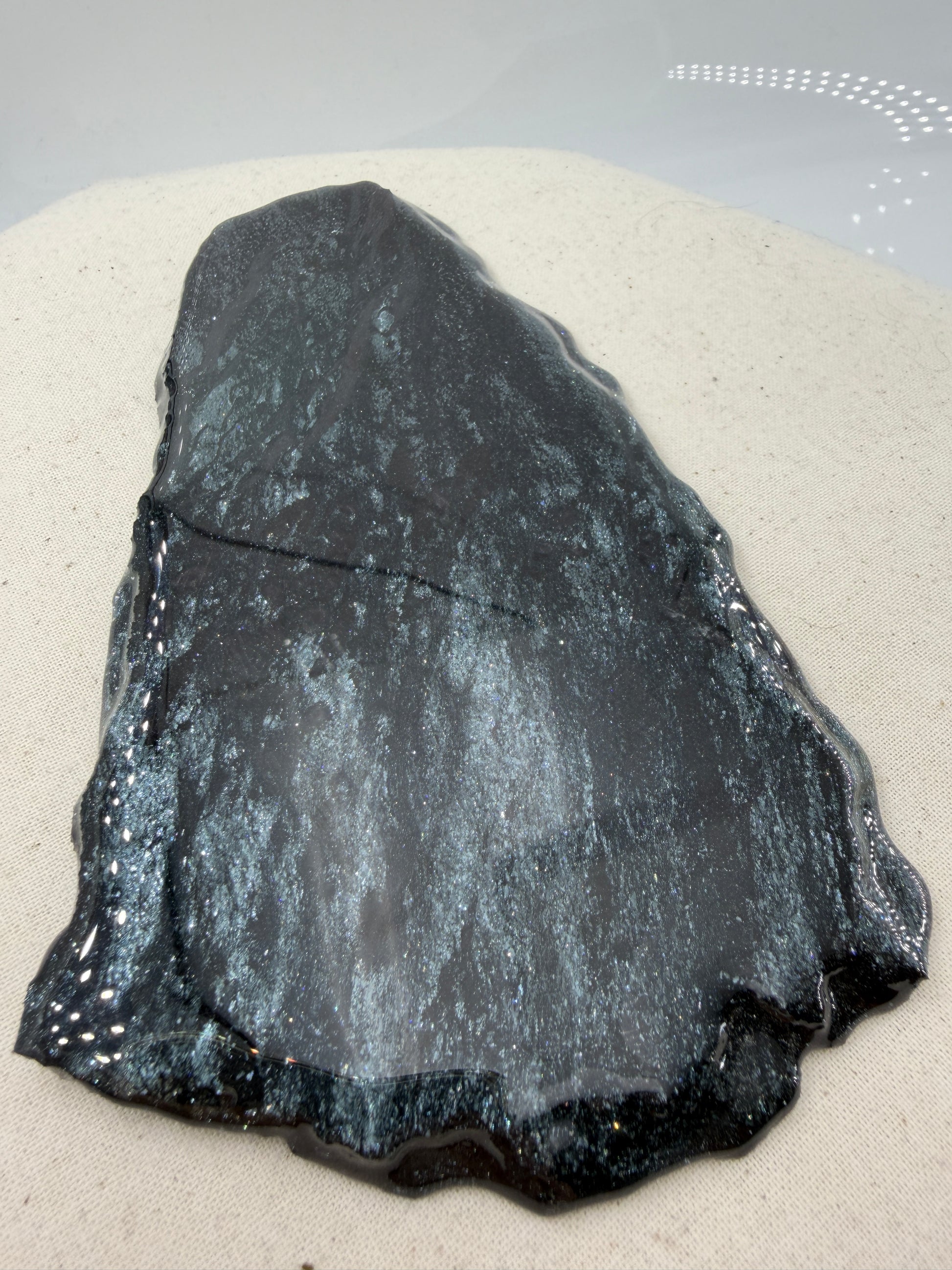 Polierte Specularit-Scheibe (Eisenglimmer) aus dem Lake Superior Iron District mit tiefem, metallischem Spiegelglanz.