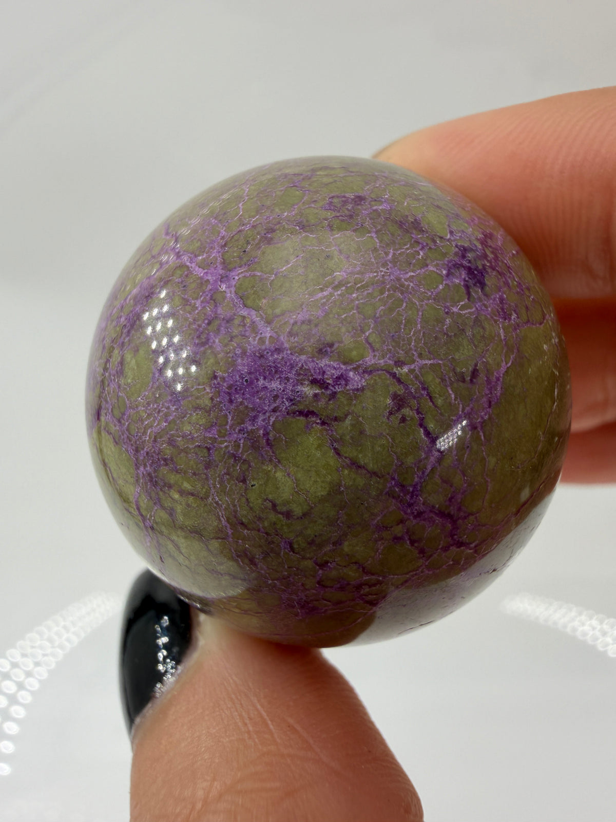 Stichtit Kugel SC22 mit Serpentin, Ø 3,5 cm, lila-grüne Maserung
