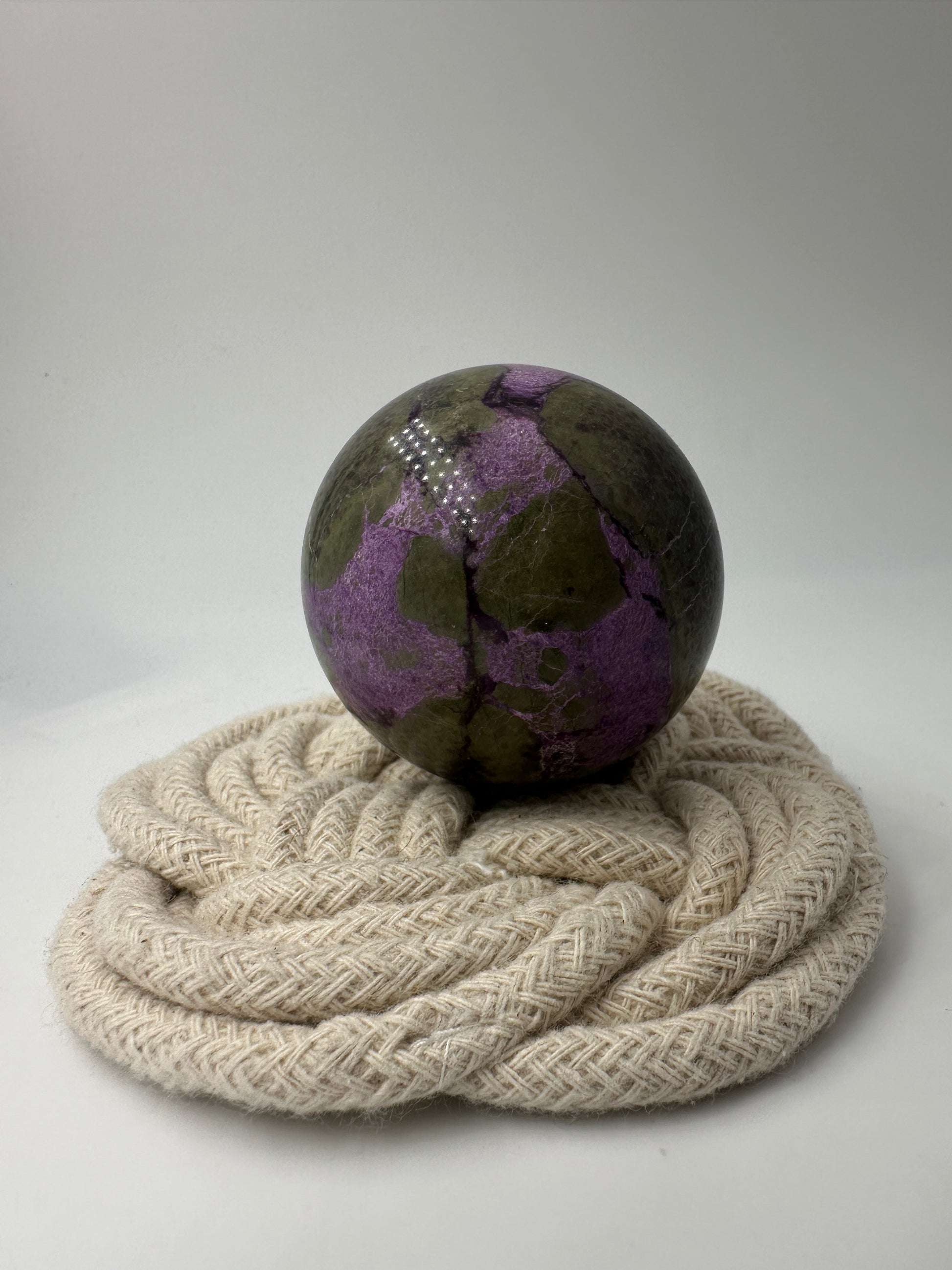 Stichtit Kugel SK98 mit Serpentin, Ø 5 cm, mit charakteristischem Lila-Grün-Kontrastspiel