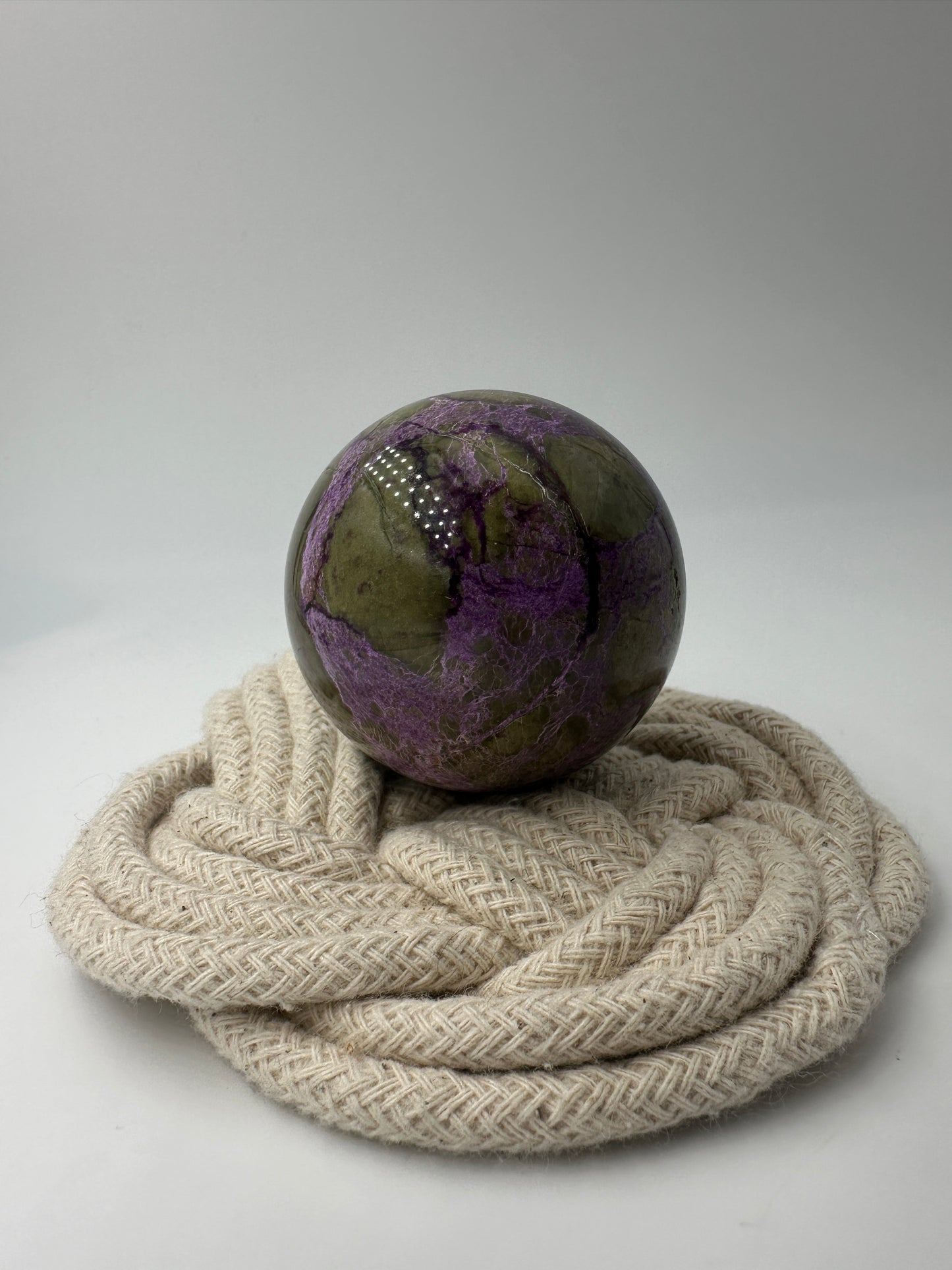 Stichtit Kugel SK99 mit Serpentin, Ø 5 cm, mit charakteristischem Lila-Grün-Kontrastspiel