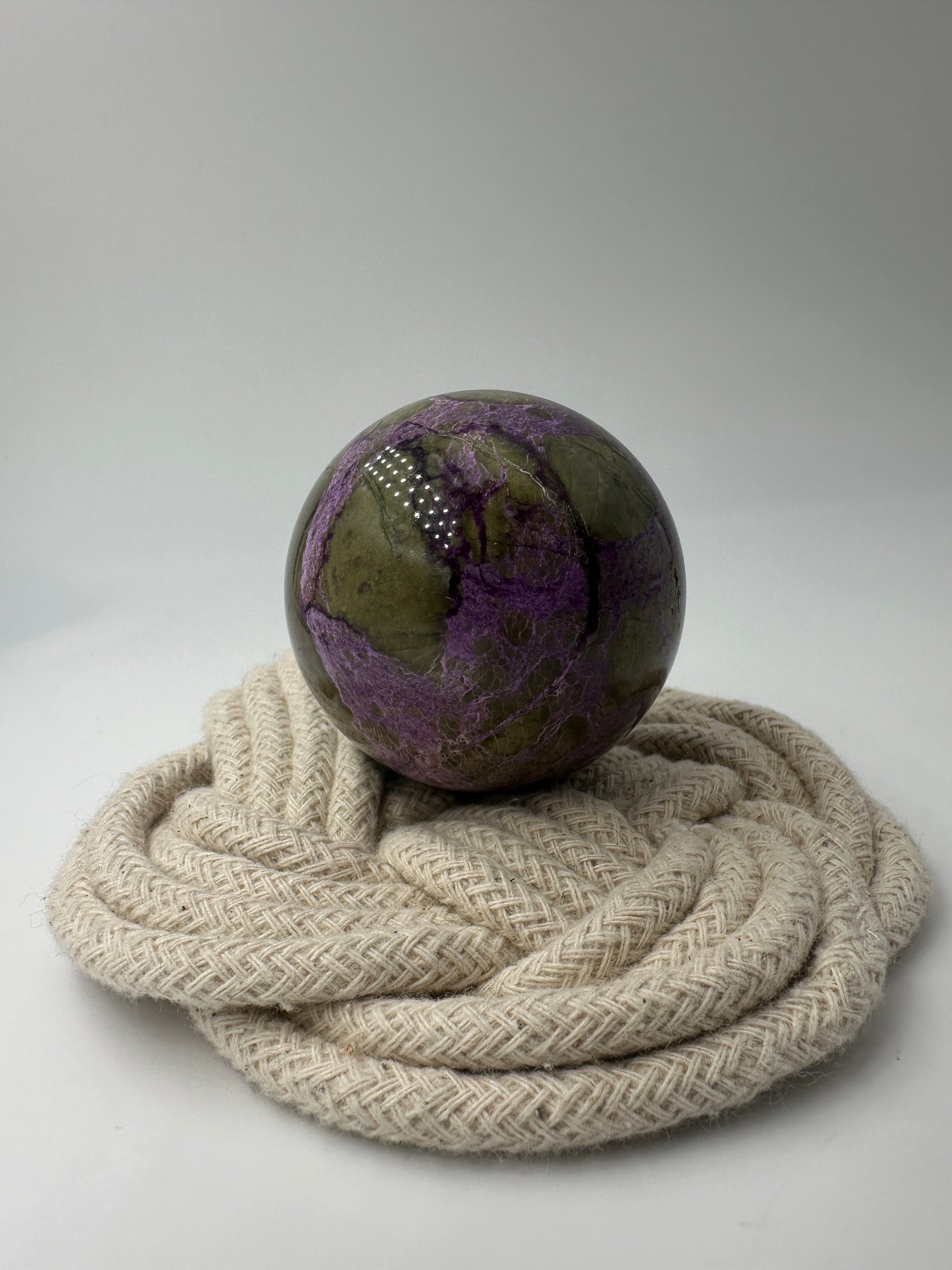 Stichtit Kugel SK99 mit Serpentin, Ø 5 cm, mit charakteristischem Lila-Grün-Kontrastspiel