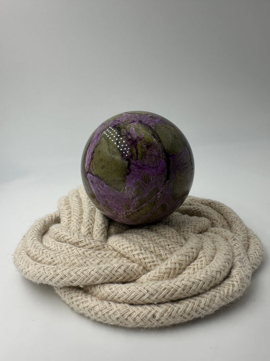 Stichtit Kugel SK99 mit Serpentin, Ø 5 cm, mit charakteristischem Lila-Grün-Kontrastspiel
