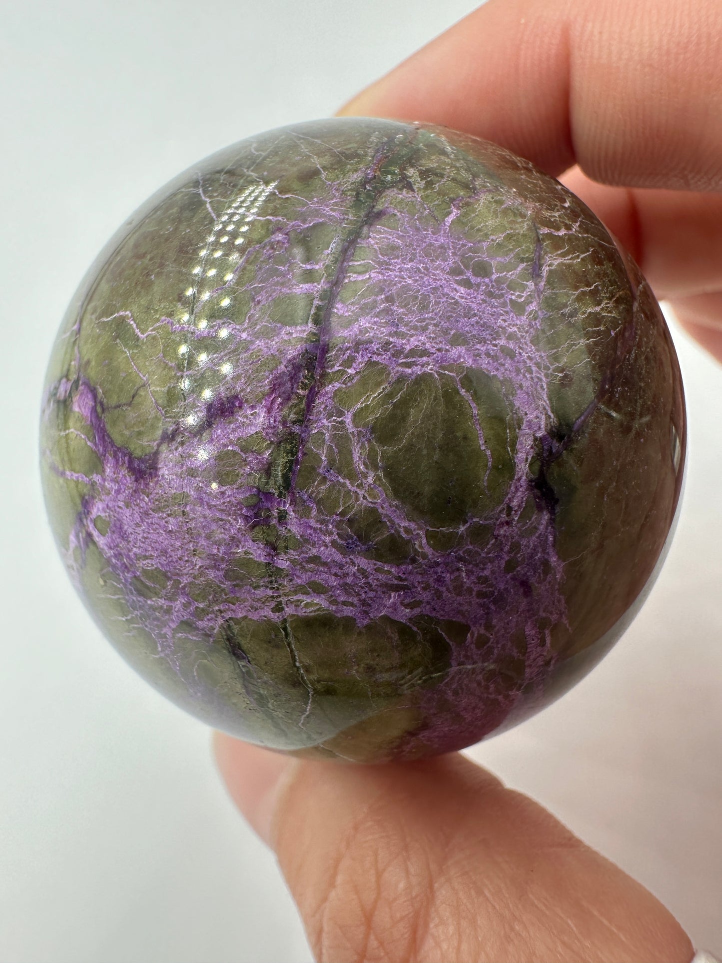 Stichtit Kugel SK99 mit Serpentin, Ø 5 cm, mit charakteristischem Lila-Grün-Kontrastspiel