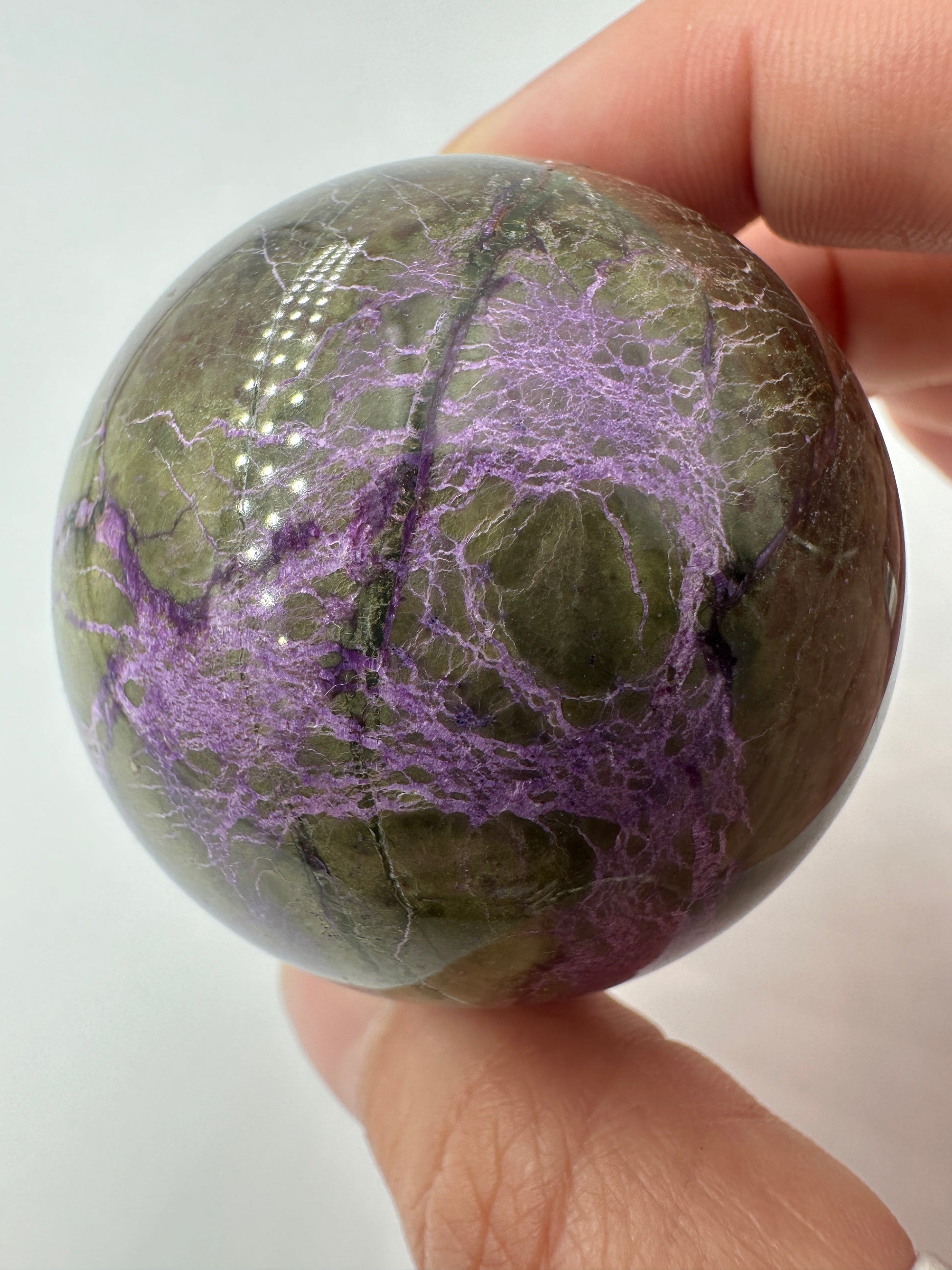 Stichtit Kugel SK99 mit Serpentin, Ø 5 cm, mit charakteristischem Lila-Grün-Kontrastspiel