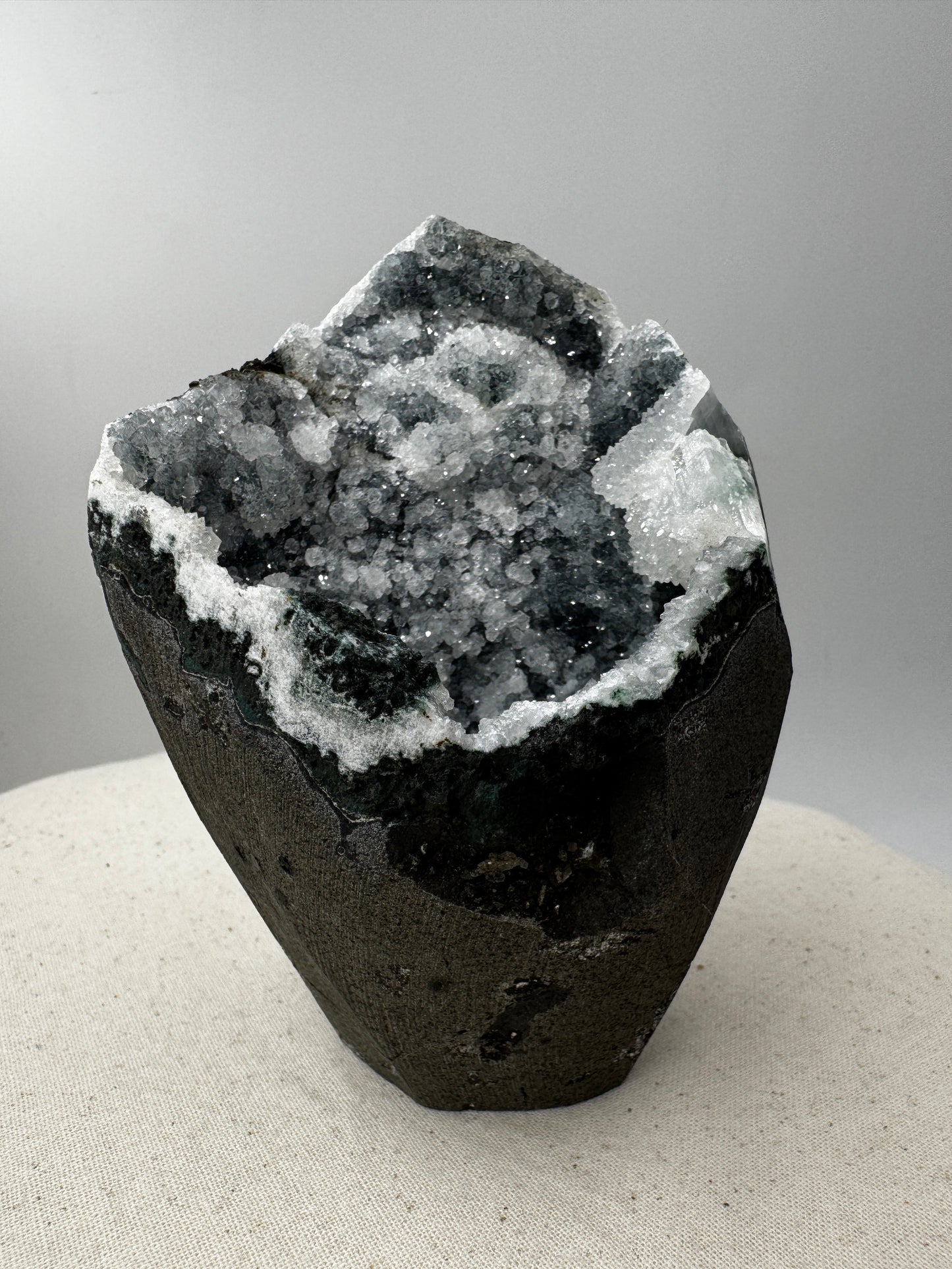 Teal-Chalcedon TC111 aus Indien mit botryoidaler Oberflächenstruktur in tiefem Blaugrün.