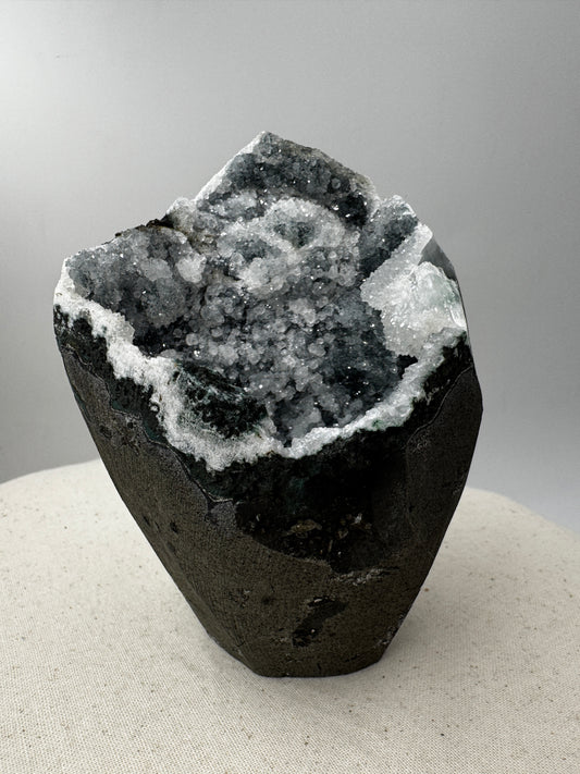 Teal-Chalcedon TC111 aus Indien mit botryoidaler Oberflächenstruktur in tiefem Blaugrün.