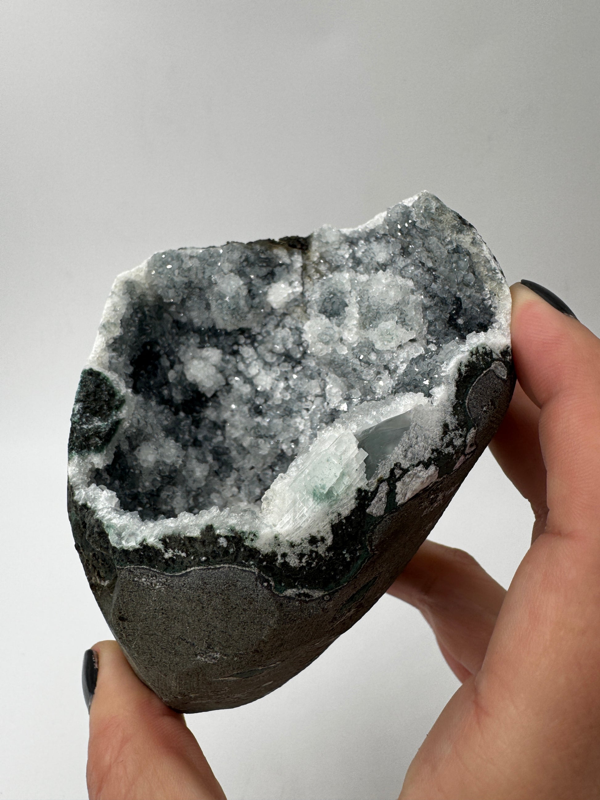 Teal-Chalcedon TC111 aus Indien mit botryoidaler Oberflächenstruktur in tiefem Blaugrün.
