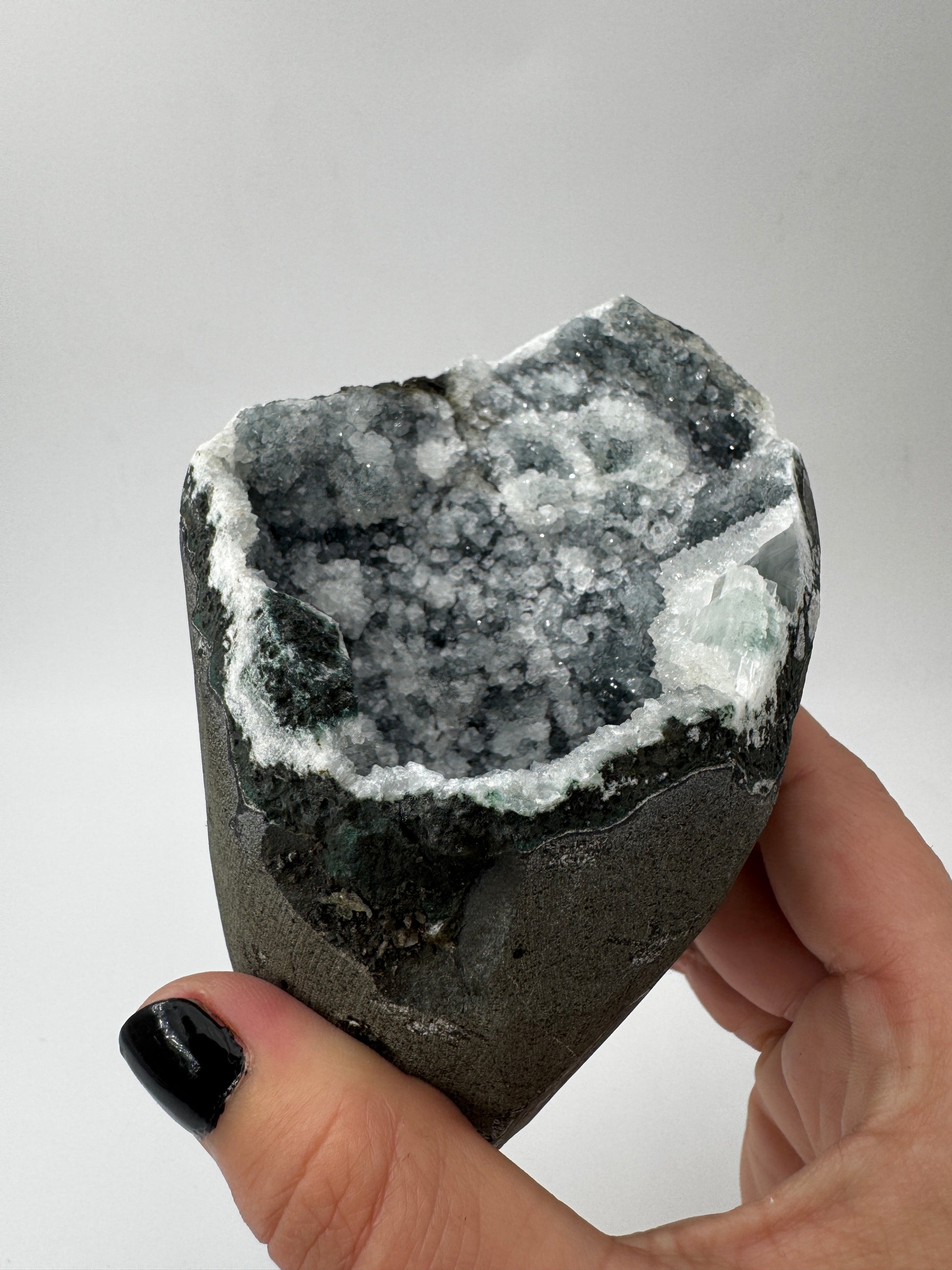 Teal-Chalcedon TC111 aus Indien mit botryoidaler Oberflächenstruktur in tiefem Blaugrün.