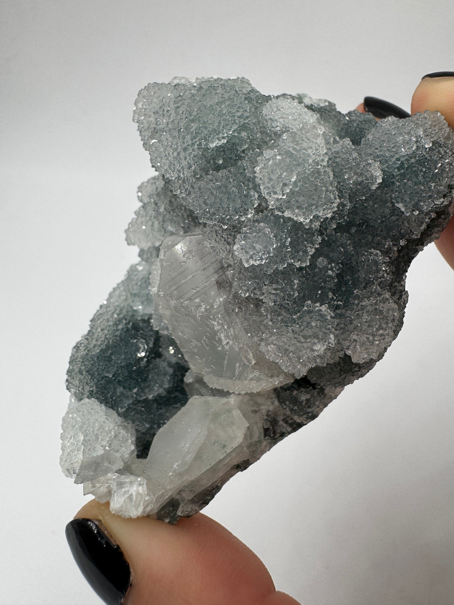 Teal-Chalcedon TC22 aus Indien mit aufgewachsenen Apophyllit-Kristallen.