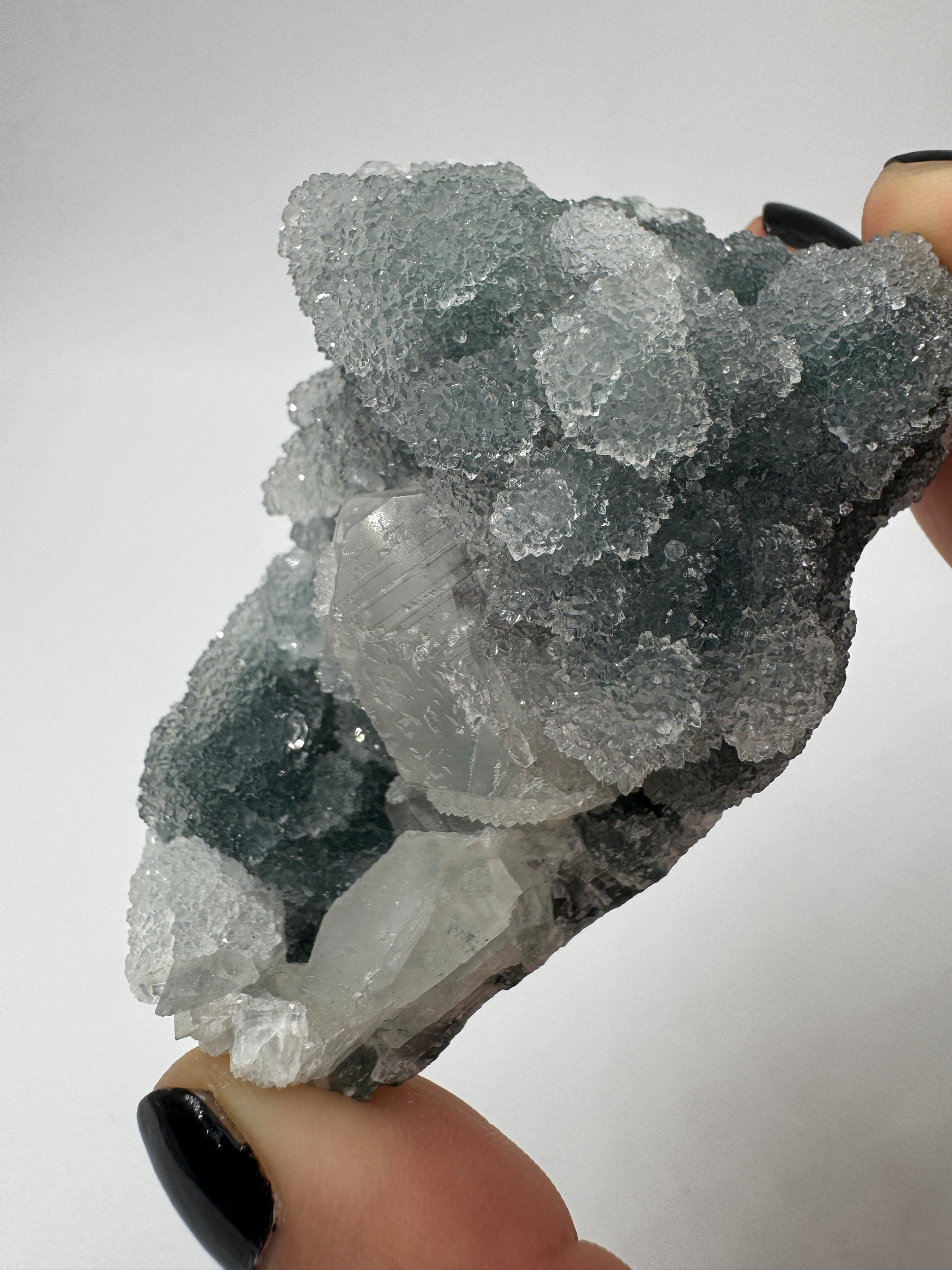 Teal-Chalcedon TC22 aus Indien mit aufgewachsenen Apophyllit-Kristallen.
