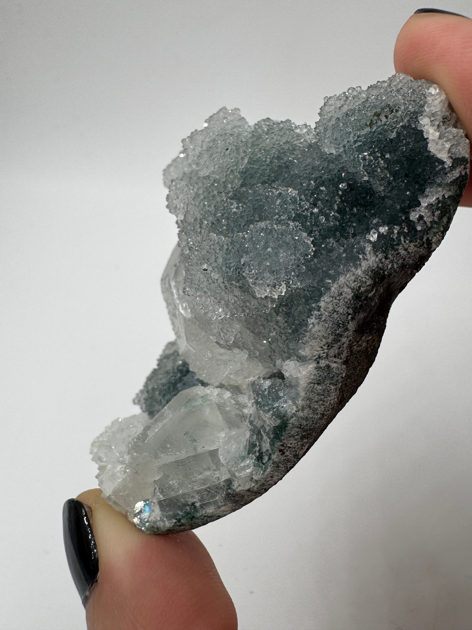 Teal-Chalcedon TC22 aus Indien mit aufgewachsenen Apophyllit-Kristallen.