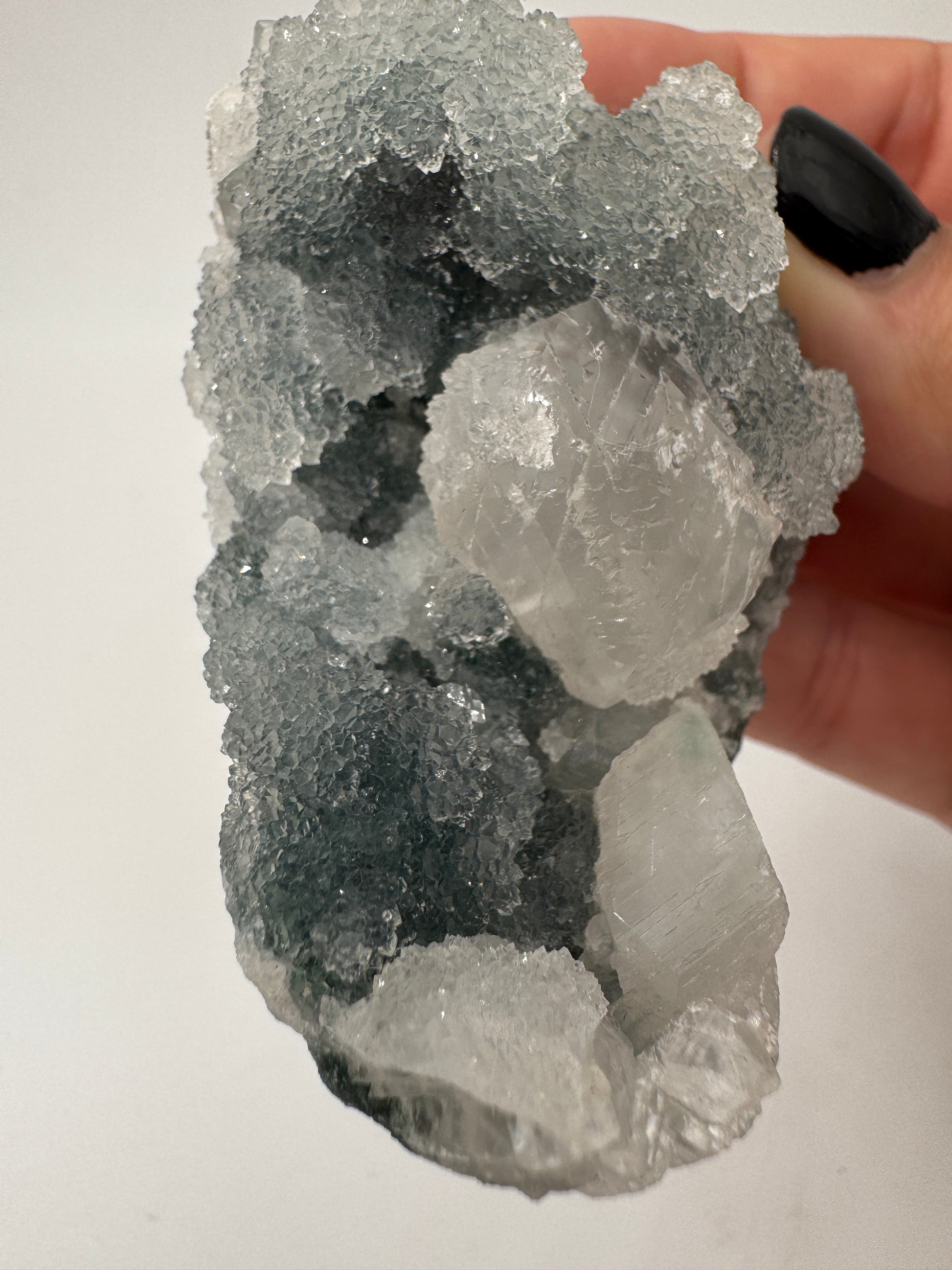 Teal-Chalcedon TC22 aus Indien mit aufgewachsenen Apophyllit-Kristallen.