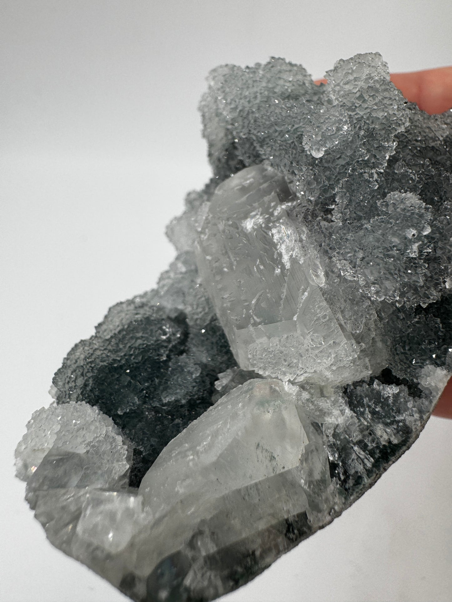 Teal-Chalcedon TC22 aus Indien mit aufgewachsenen Apophyllit-Kristallen.