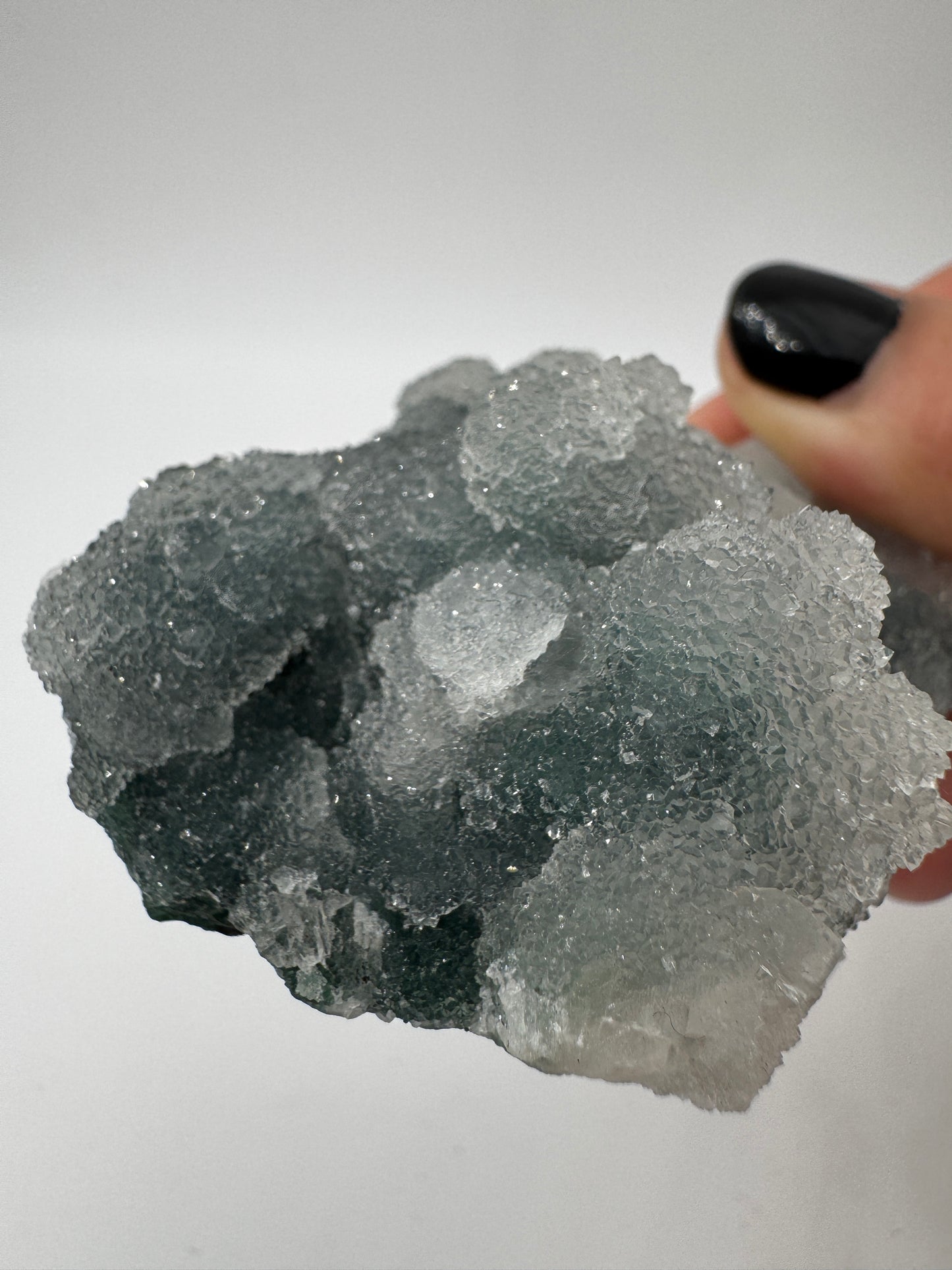 Teal-Chalcedon TC22 aus Indien mit aufgewachsenen Apophyllit-Kristallen.