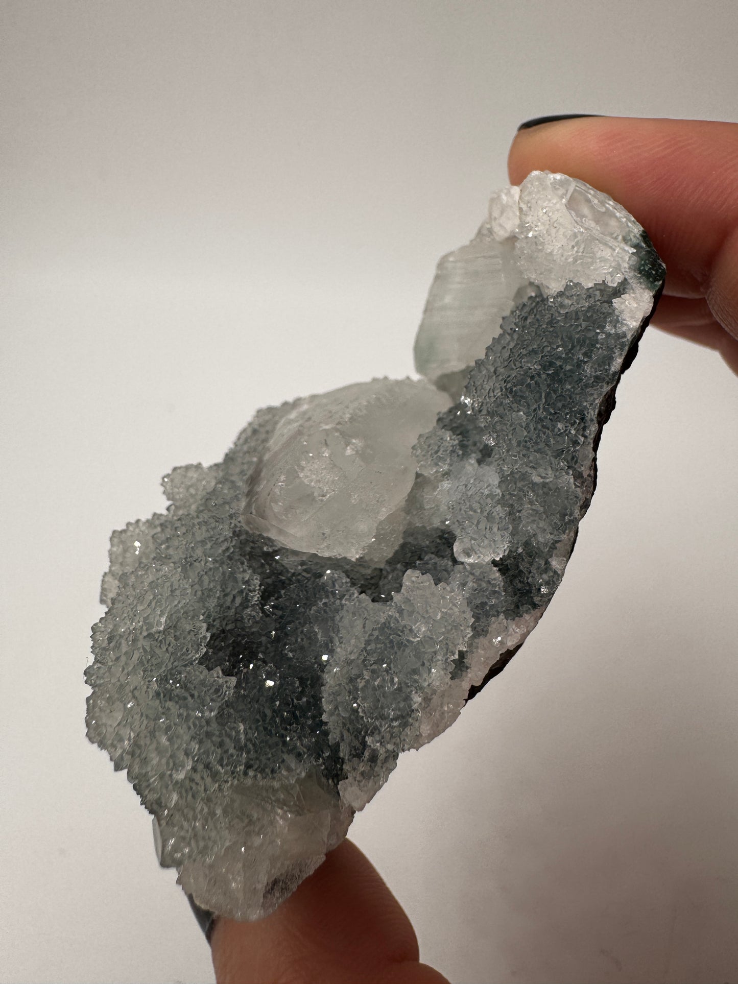 Teal-Chalcedon TC22 aus Indien mit aufgewachsenen Apophyllit-Kristallen.