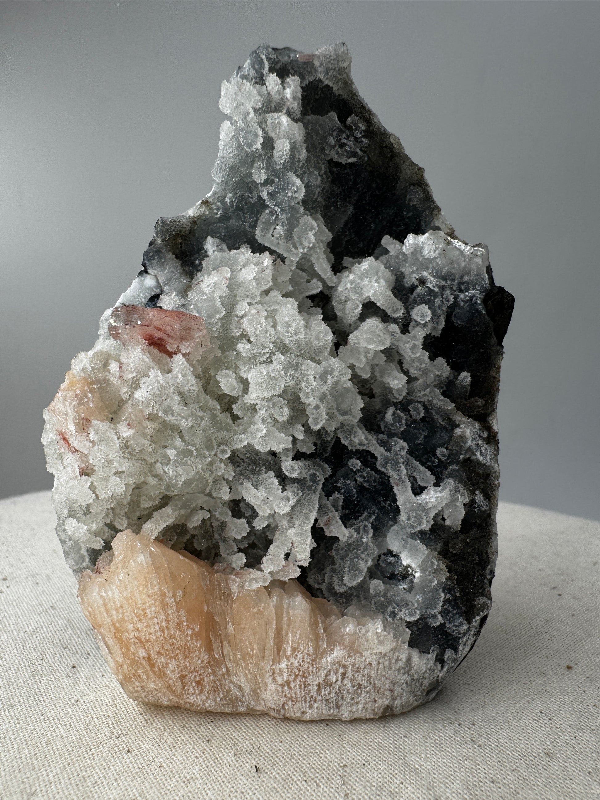 Teal-Chalcedon TC42 aus Indien mit Stilbit-Zeolith-Aufwuchs in Blaugrün.