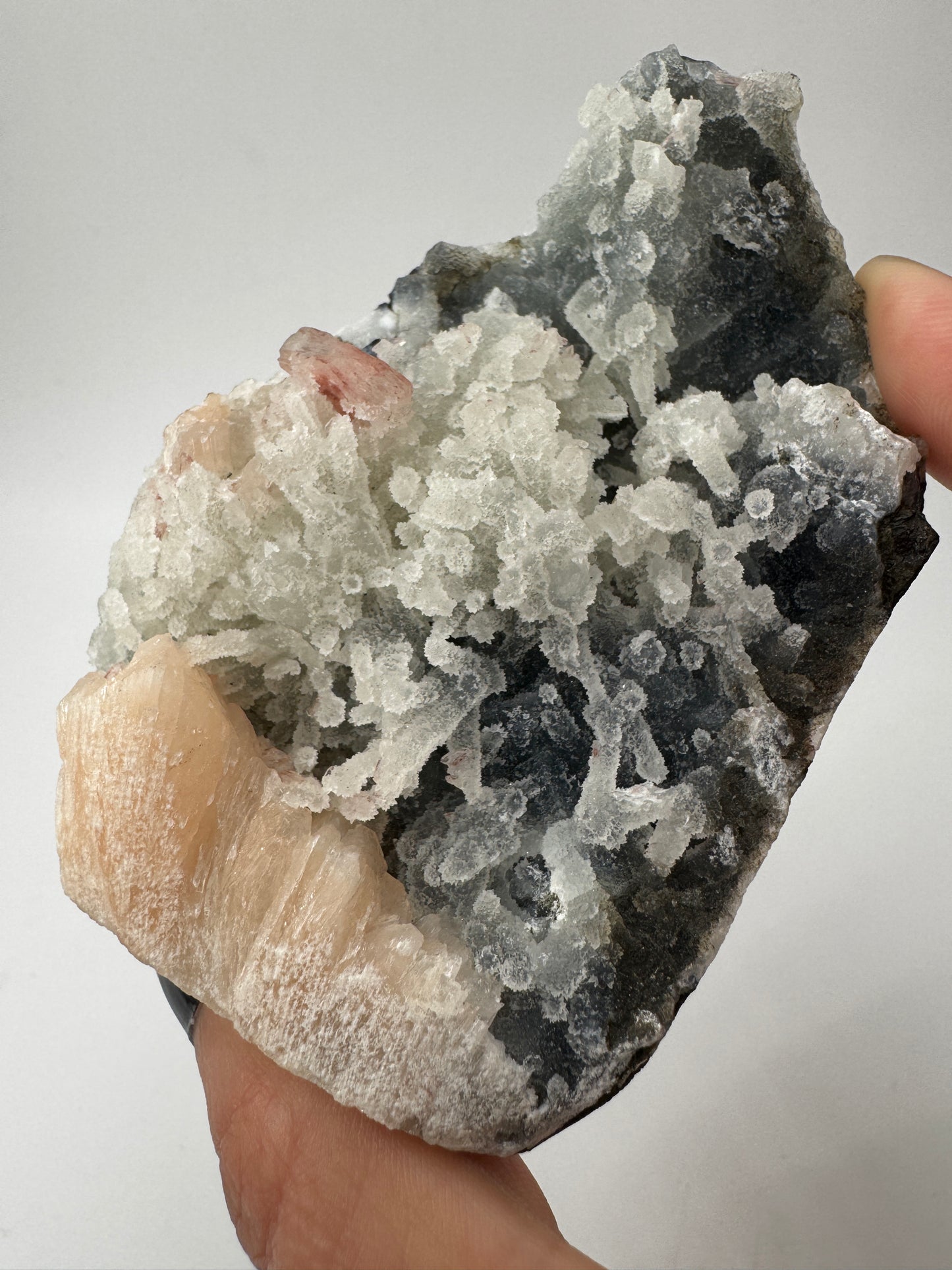Teal-Chalcedon TC42 aus Indien mit Stilbit-Zeolith-Aufwuchs in Blaugrün.